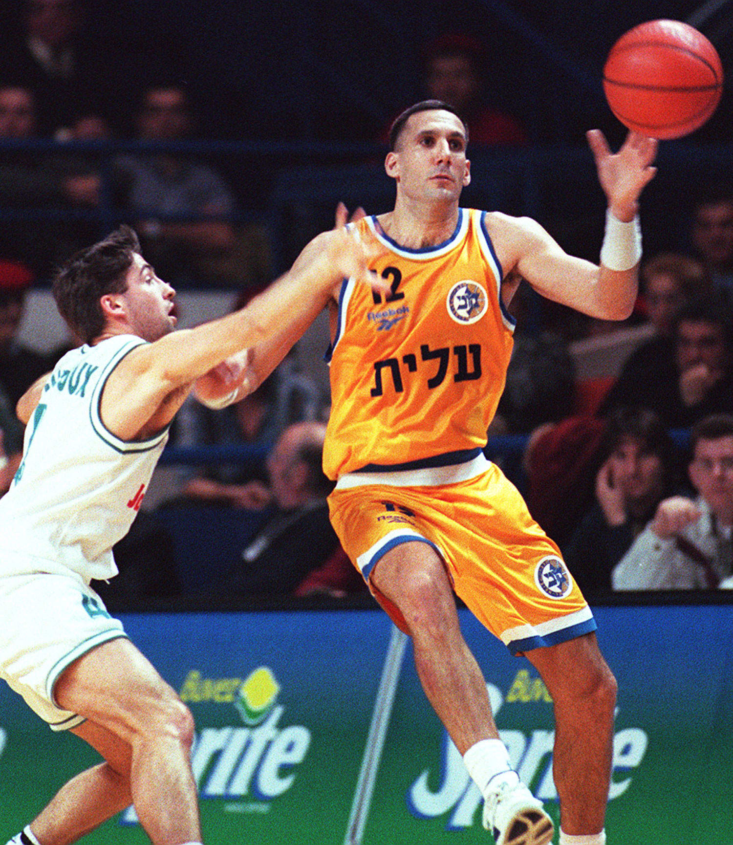שחקן מכבי תל אביב ב-1996, דורון ג'מצ'י, מול שחקן פו אורטז, פרדריק פוטו
