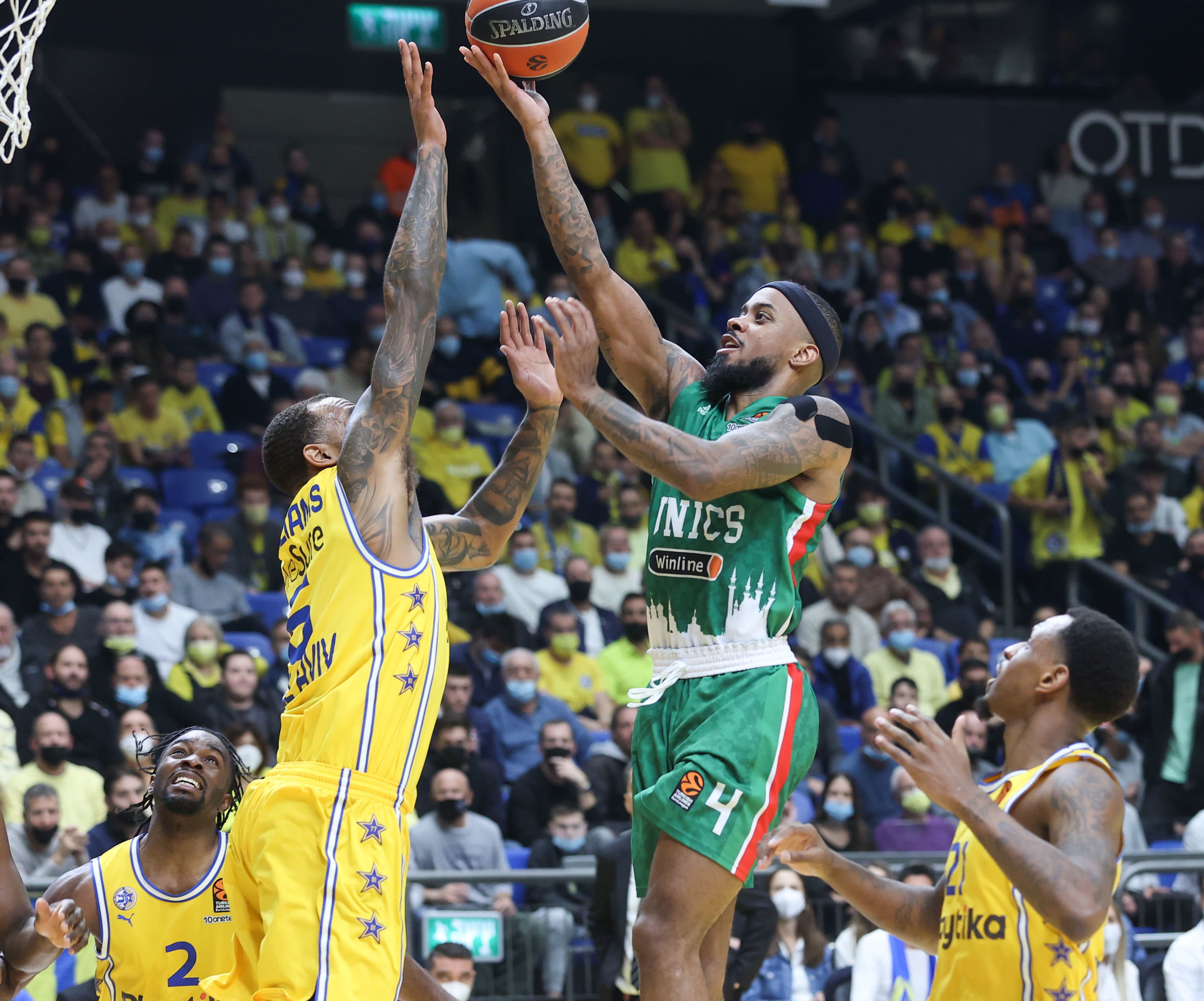 שחקן קאזאן לורנזו בראון מול שחקן מכבי תל אביב דרק וויליאמס