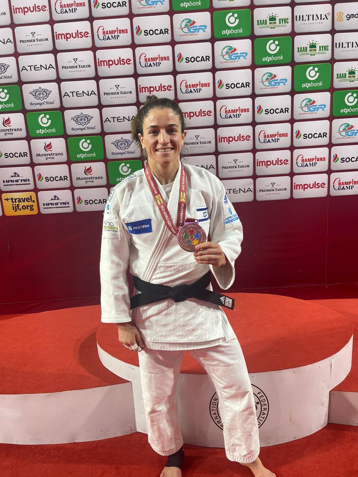 תמנע נלסון לוי אחרי הזכייה במדליית ארד בגרנד סלאם מונגוליה