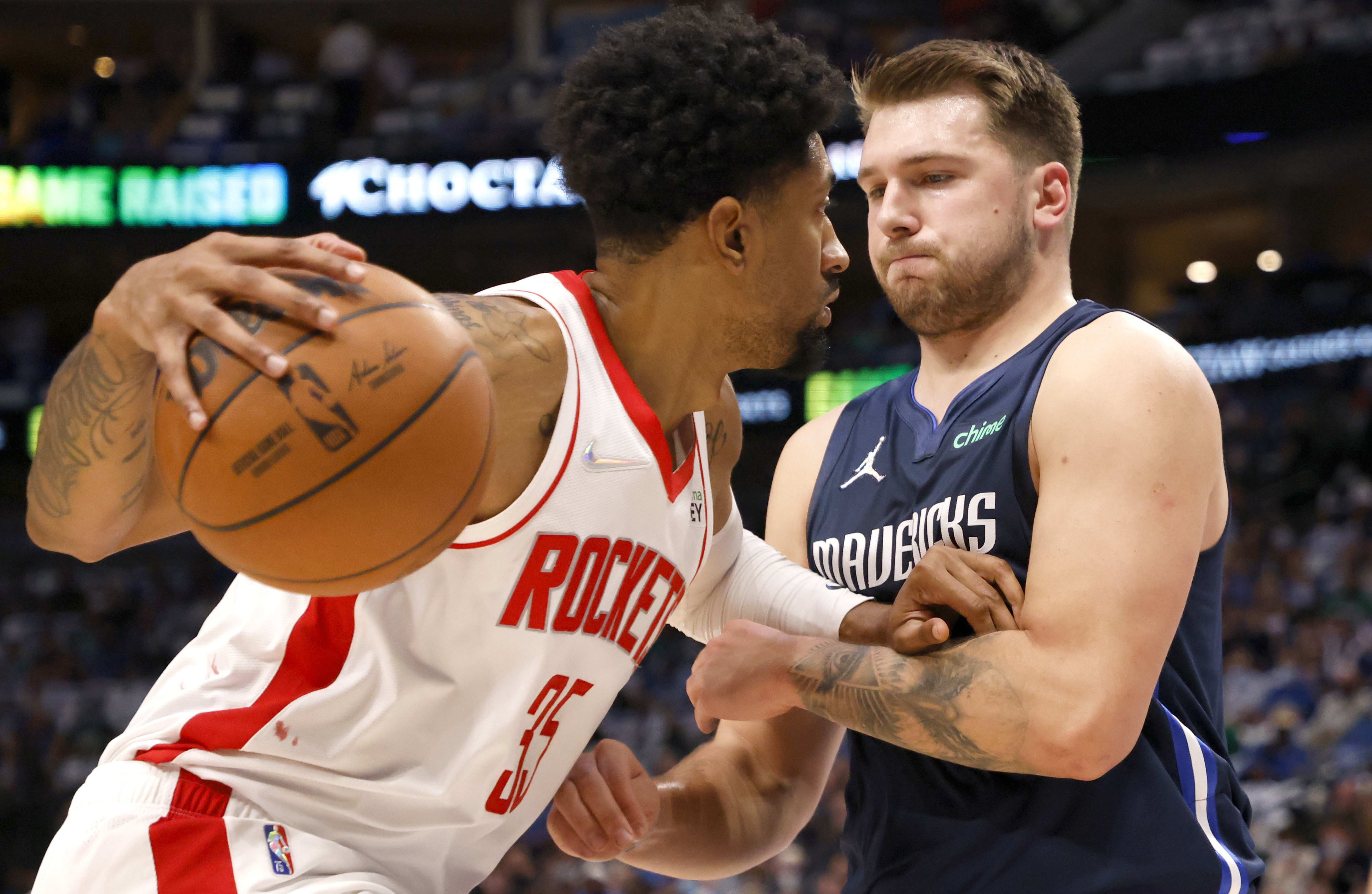 כריסטיאן ווד מול שחקן דאלאס מאבריקס לוקה דונצ'יץ'