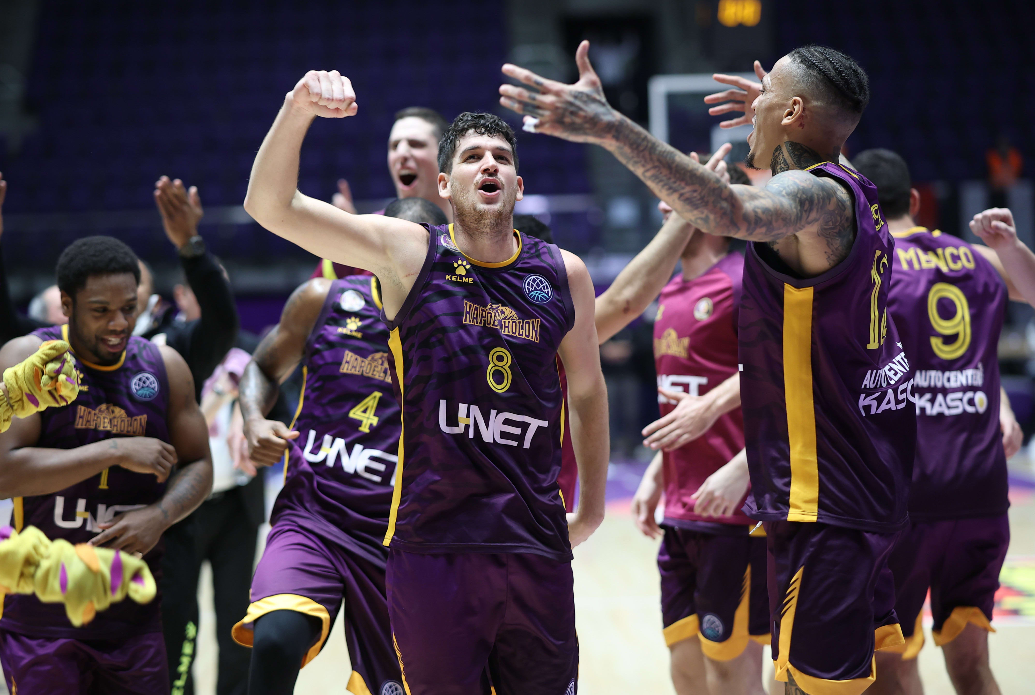 שחקן הפועל חולון פרדריק בורדיון עם מייקל קייזר