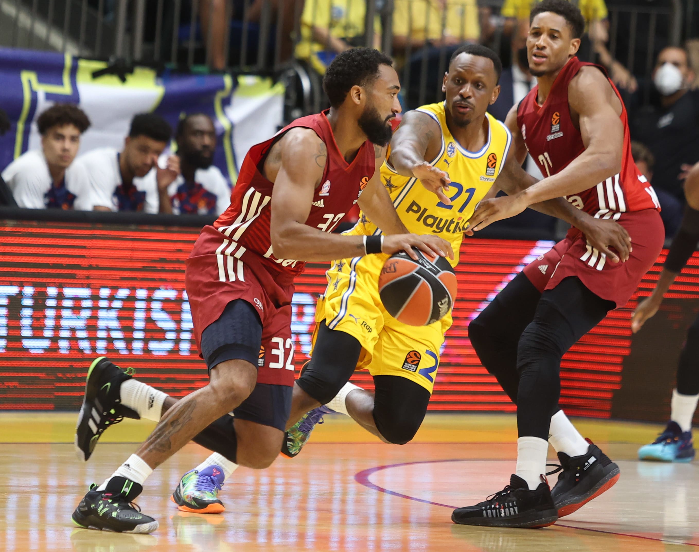 דארון היליארד שחקן באיירן מינכן מול ג'יימס ננאלי שחקן מכבי תל אביב