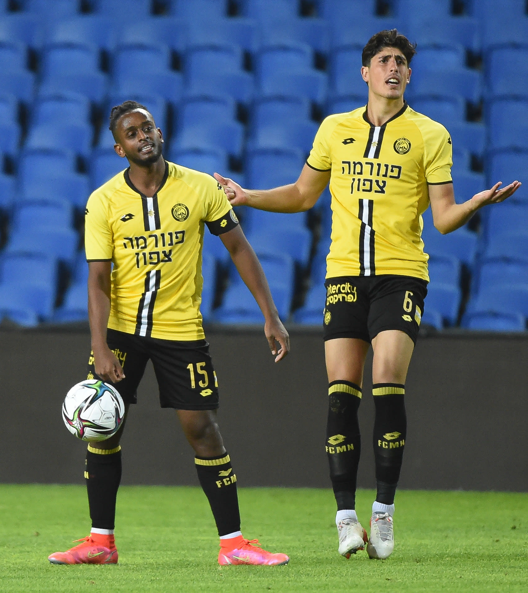 אביב אברהם שחקן מכבי נתניה עם עומרי גנדלמן