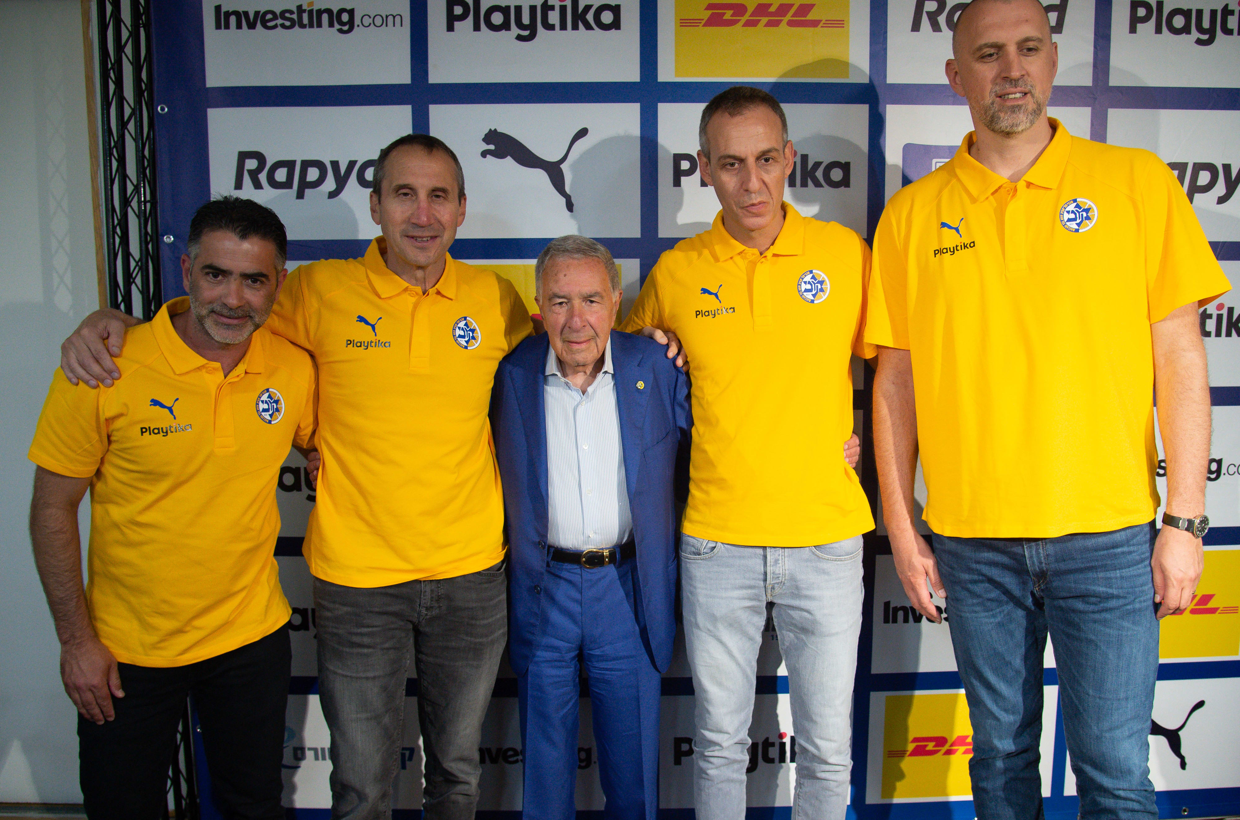 מאמן מכבי תל אביב עודד קטש עם שמעון מזרחי, ניקולה וויצ'יץ', דייויד בלאט, אבי אבן