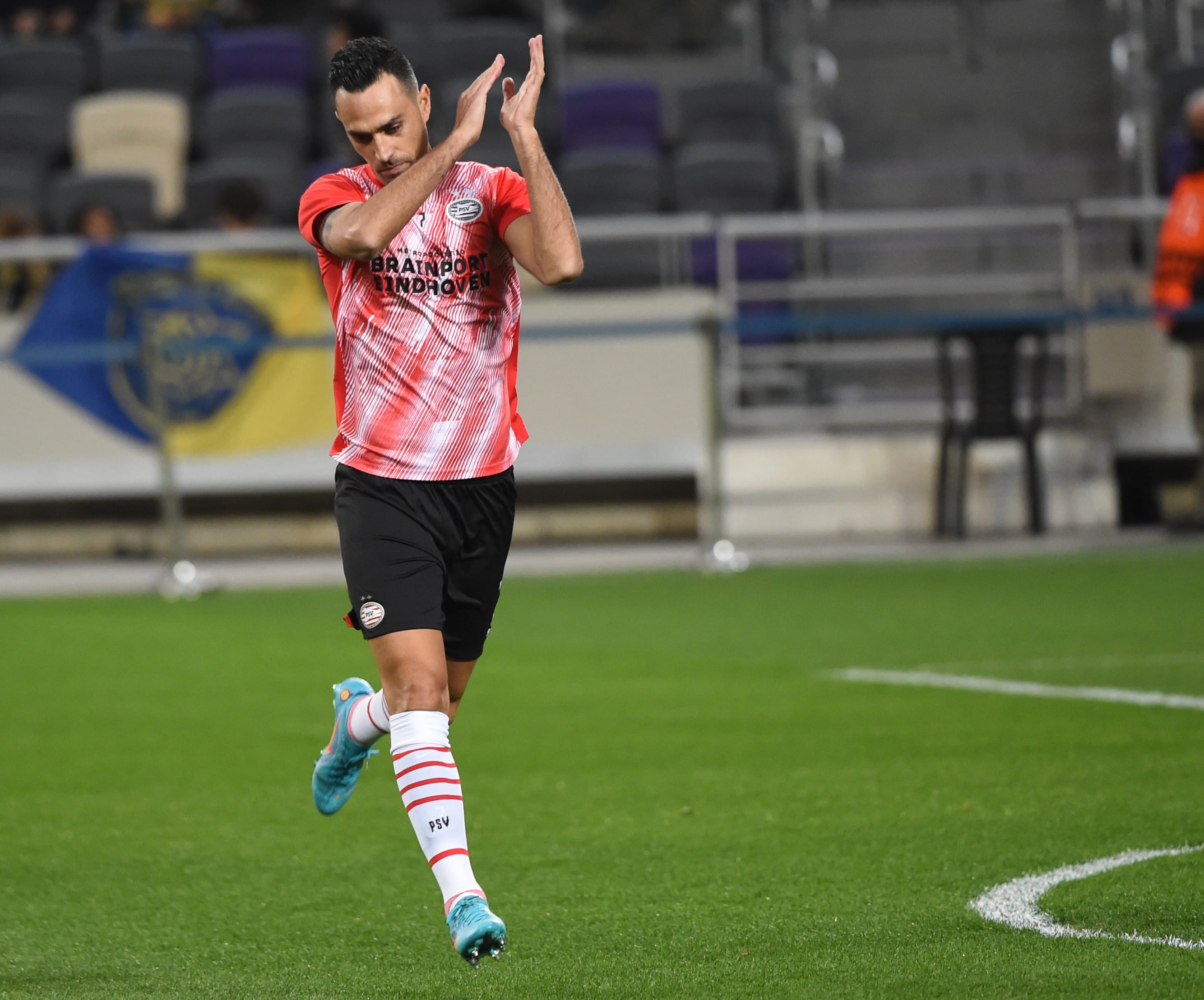 שחקן פ.ס.וו איינדהובן ערן זהבי מתקבל על ידי אוהדי מכבי תל אביב