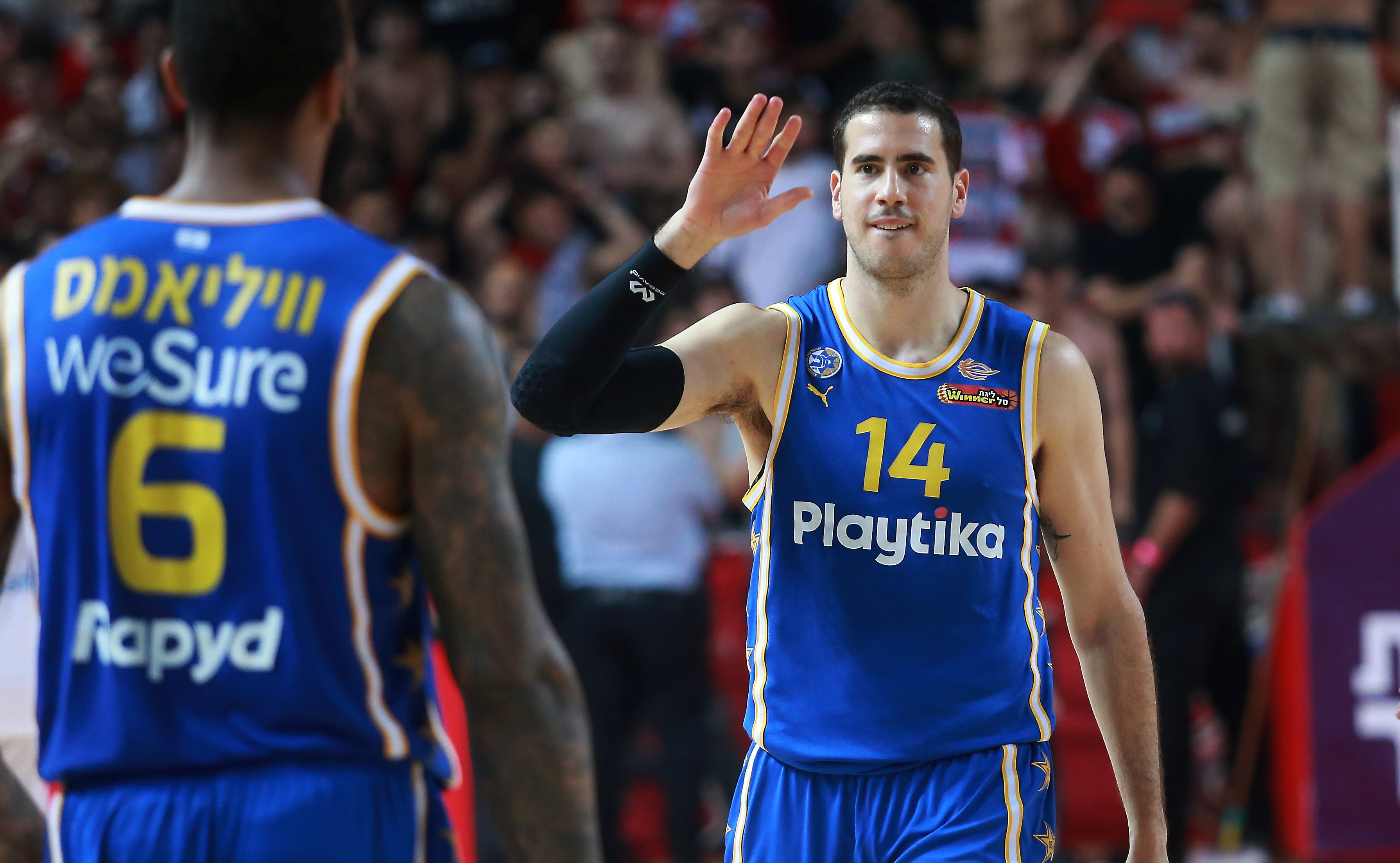 שחקן מכבי תל אביב עוז בלייזר עם דרק וויליאמס