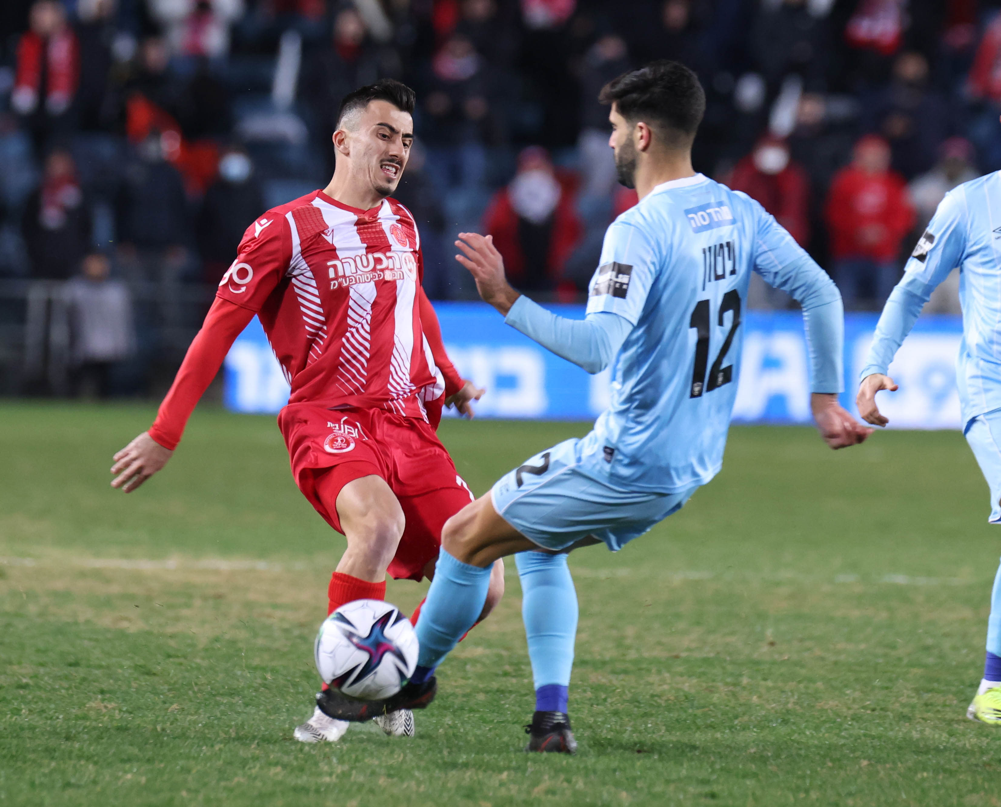 אלון אזוגי שחקן הפועל תל אביב מול אורן ביטון שחקן בית"ר ירושלים