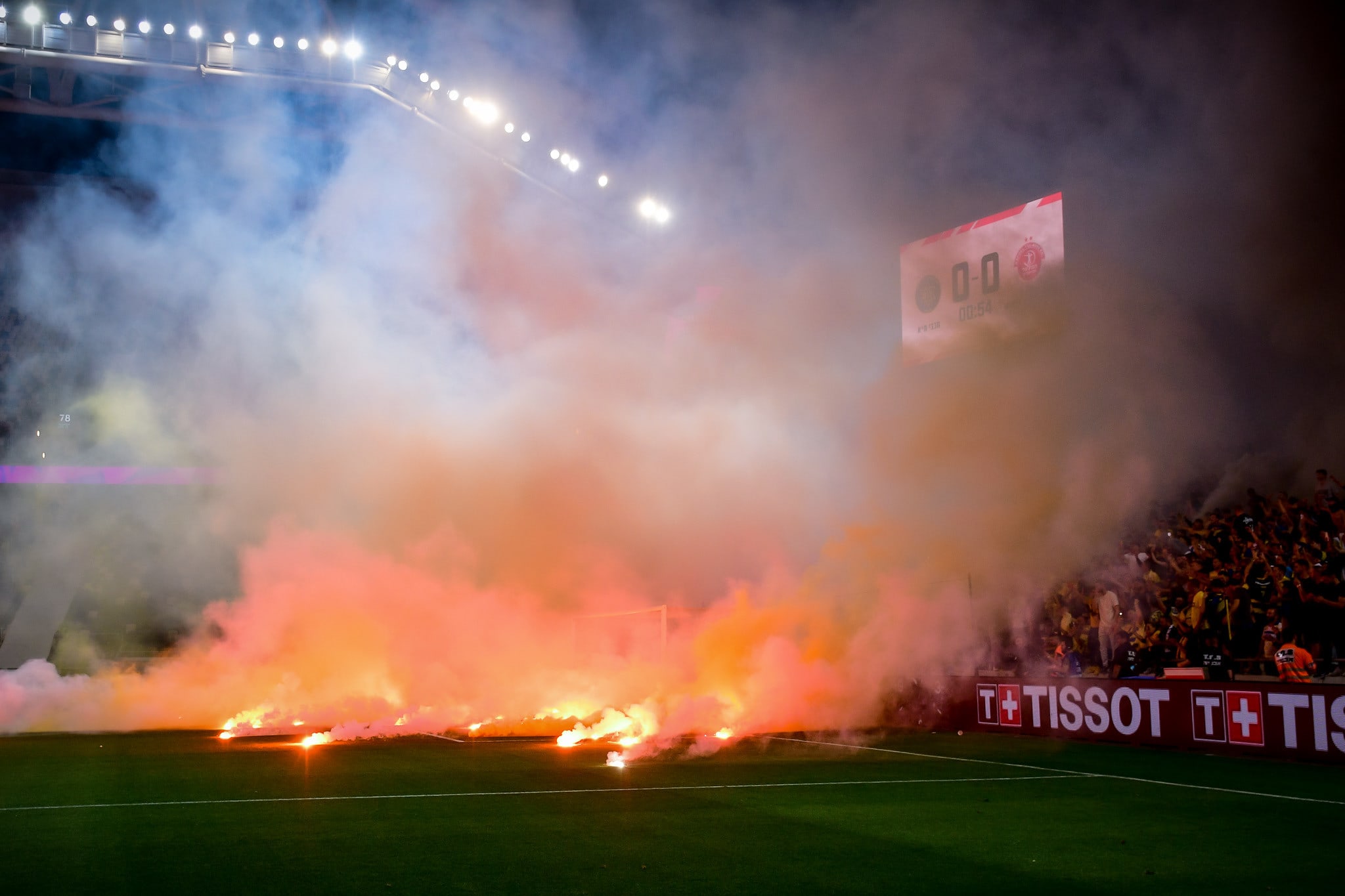 אוהדי מכבי תל אביב משליכים אבוקות