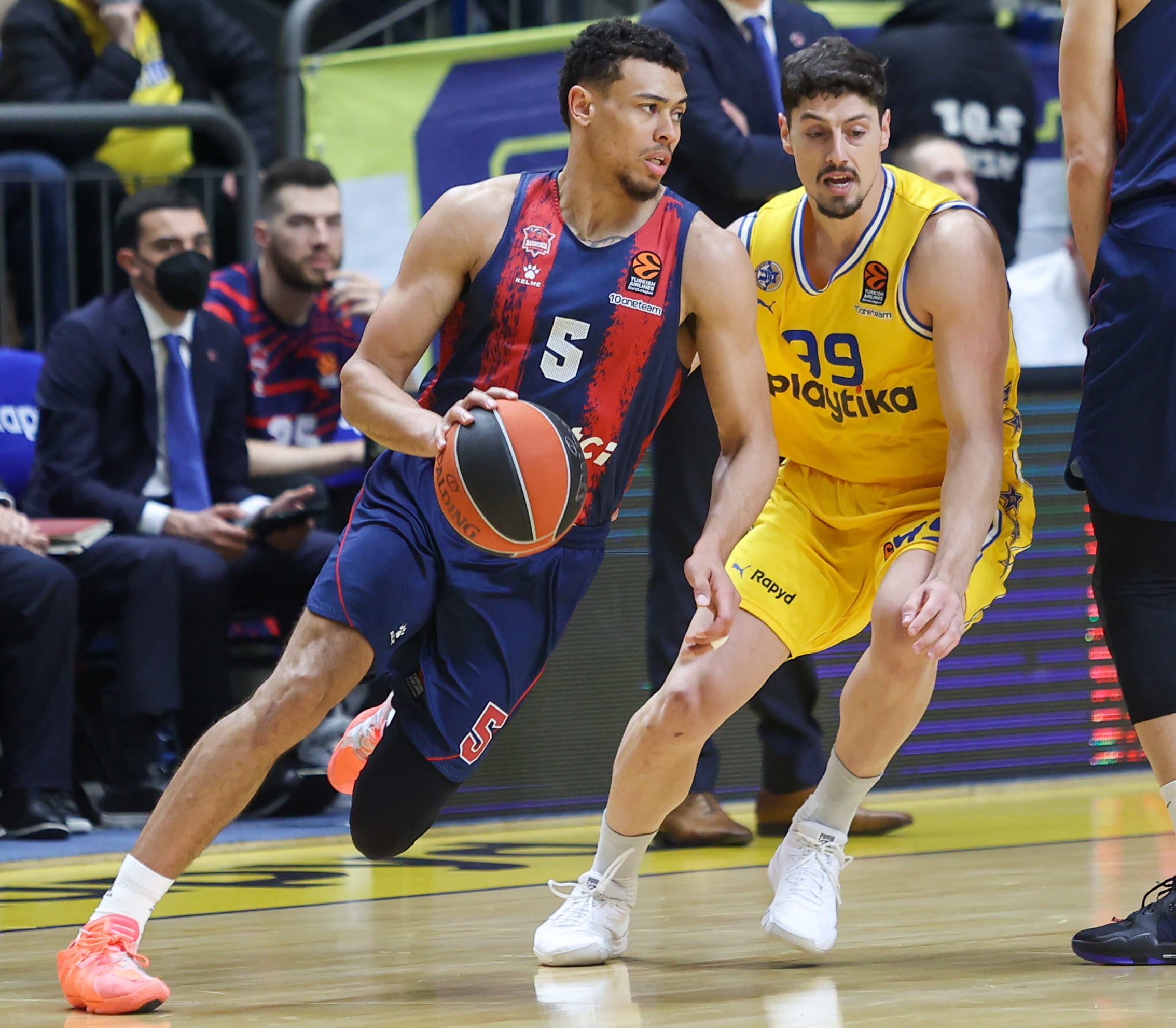 שחקן מכבי תל אביב יפתח זיו מול שחקן באסקוניה ווייד בולדווין