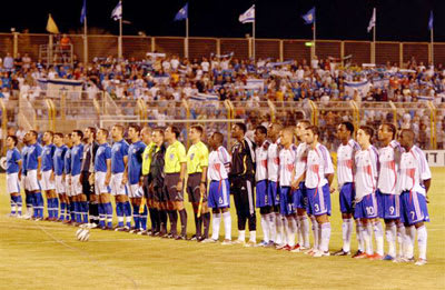 נבחרת ישראל צרפת הצעירה בעת השמעת ההמנון