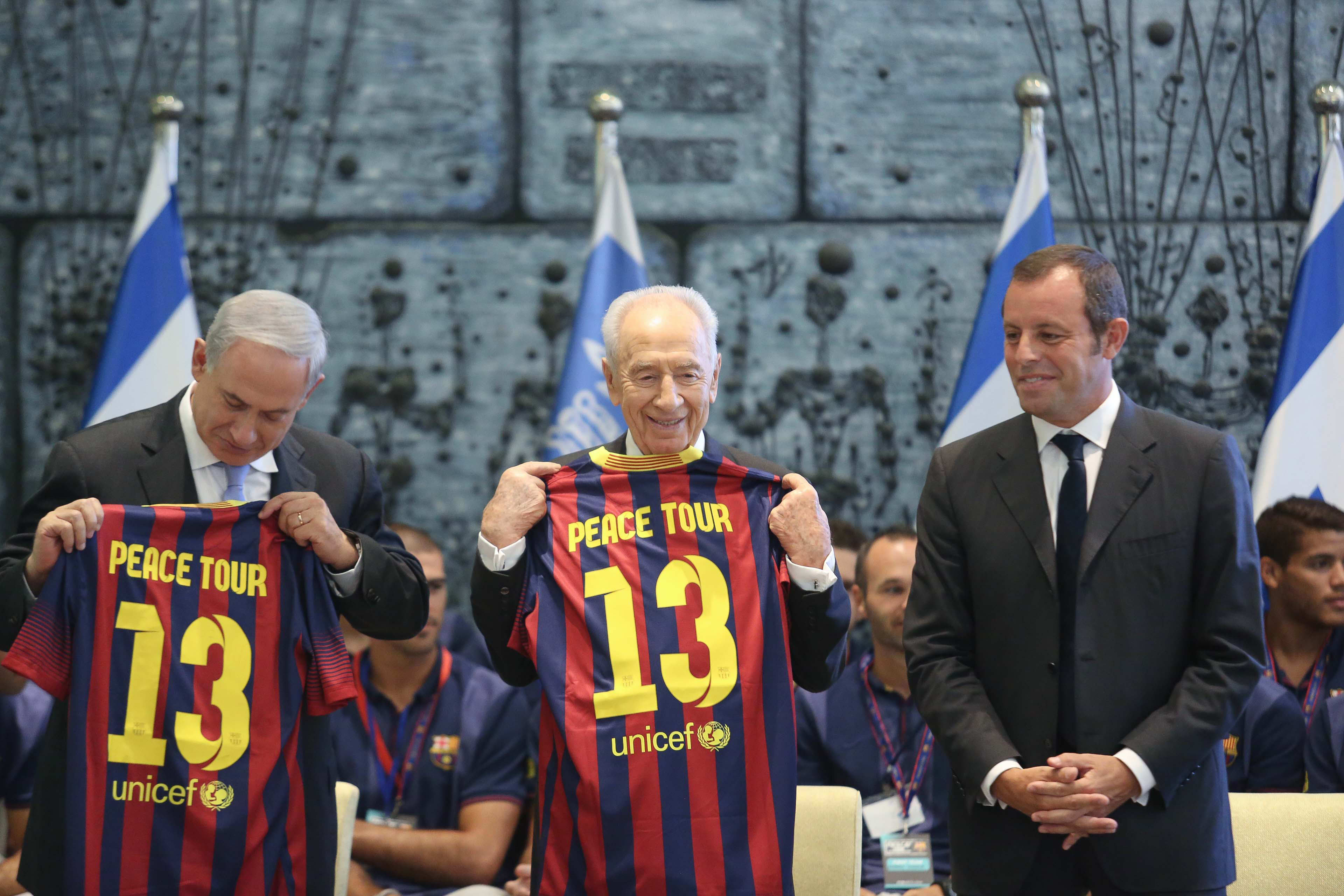 נשיא המדינה שמעון פרס, ראש הממשלה בנימין נתניהו, נשיא ברצלונה סנדרו רוסיי