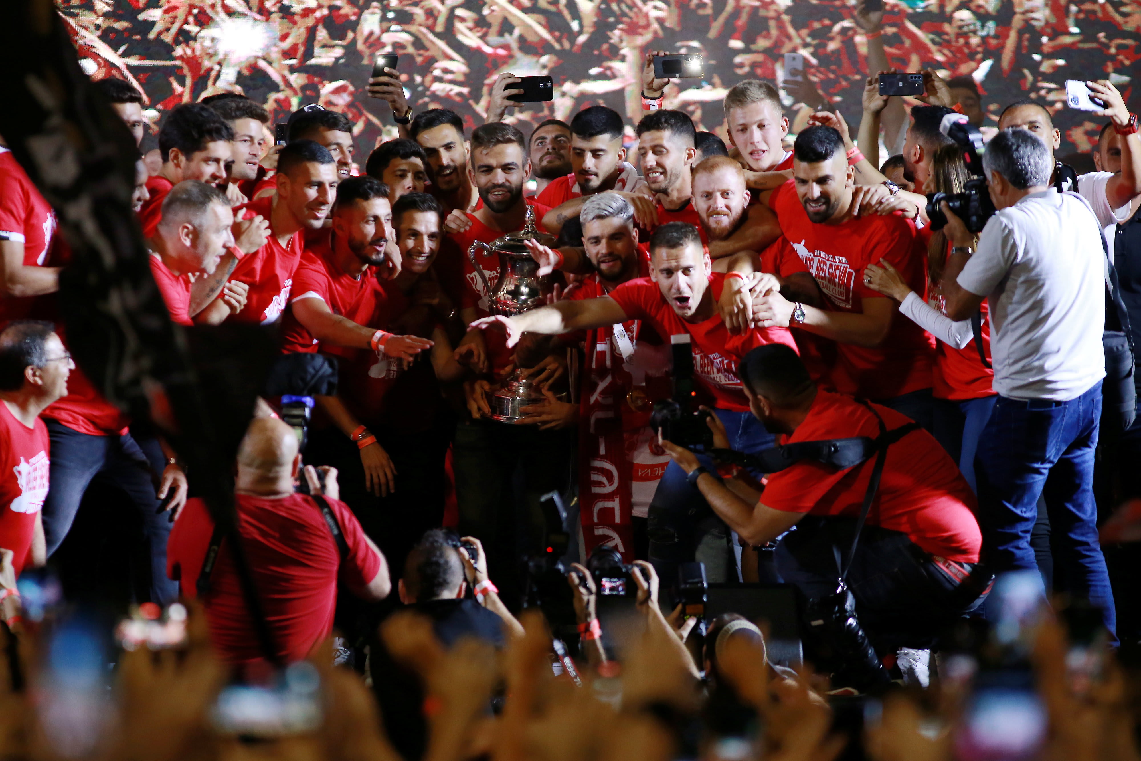 שחקני הפועל באר שבע בחגיגות הגביע