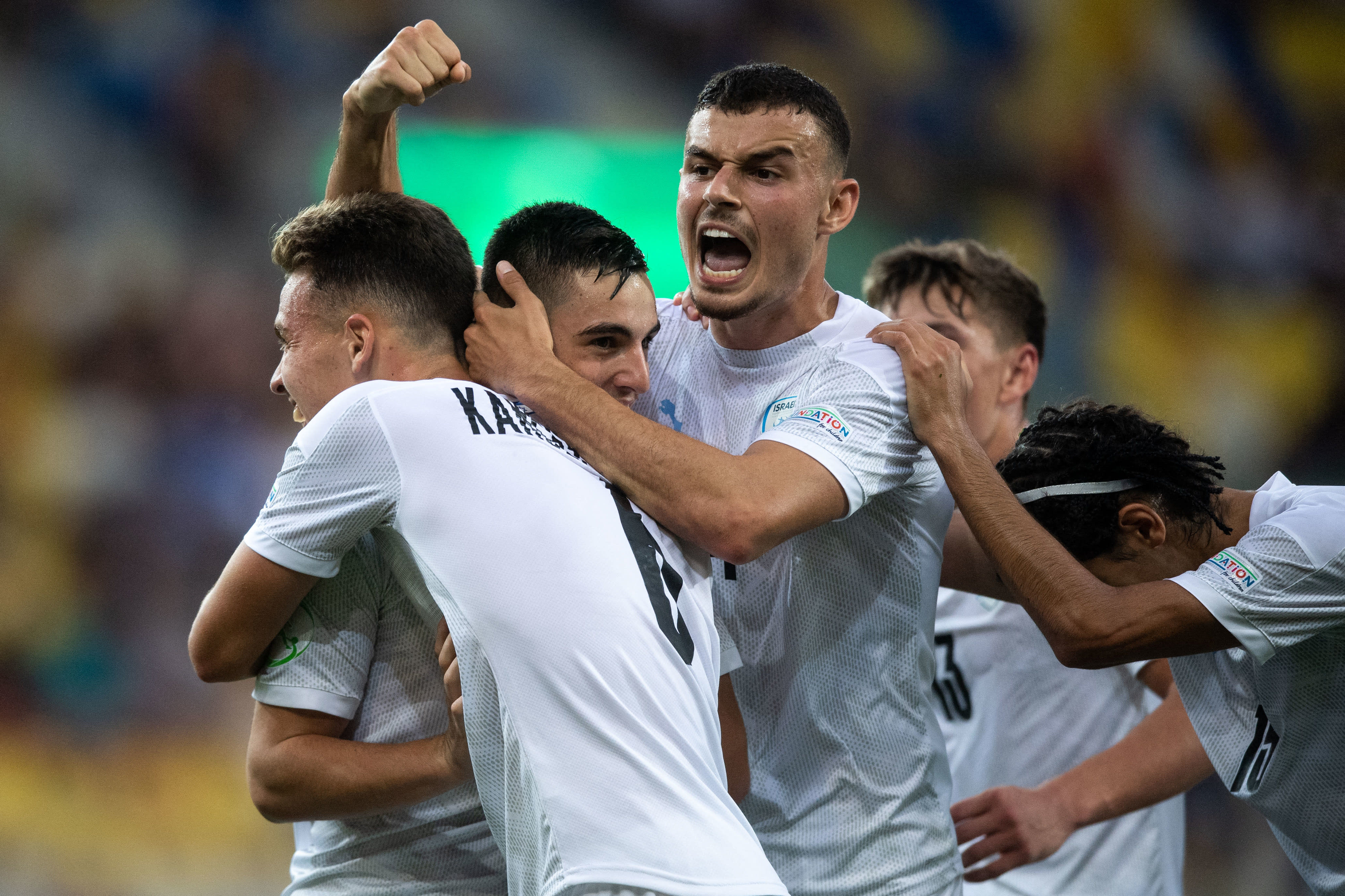 שחקני נבחרת הנוער של ישראל חוגגים שער