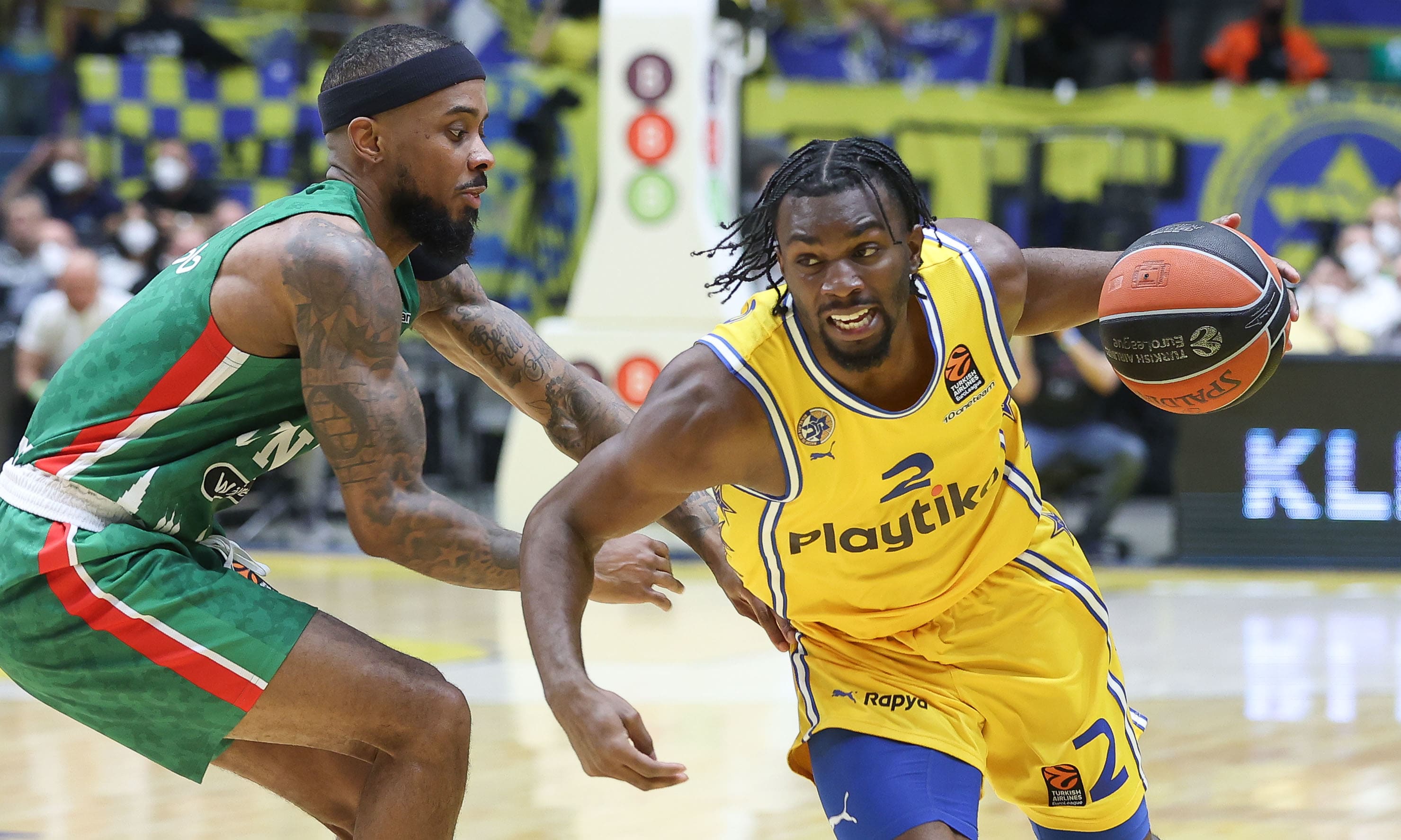 שחקן מכבי תל אביב קינן אוואנס מול שחקן קאזאן לורנזו בראון