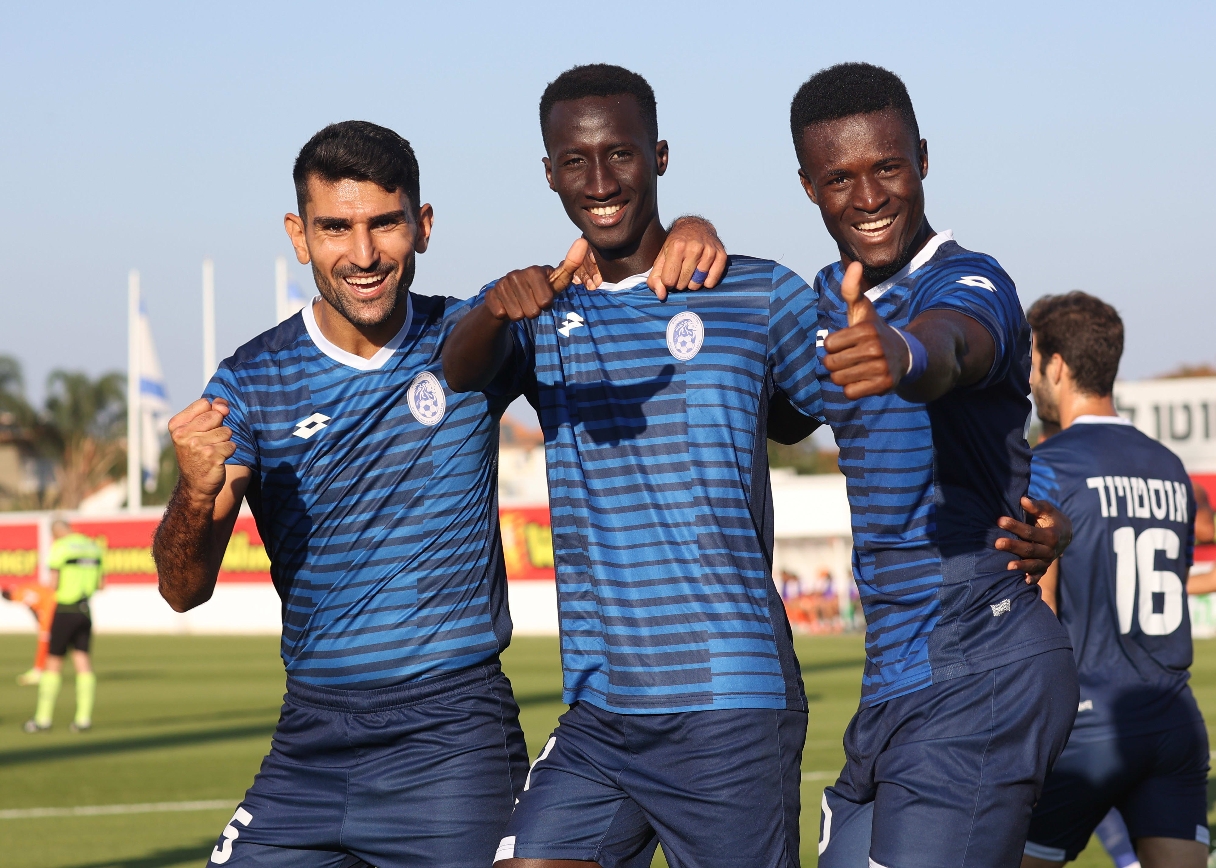 עבדולי ג'ארג'ו (מימין), אבובקאר בארי, דודי תירם שחקני הפועל ניר רמת השרון