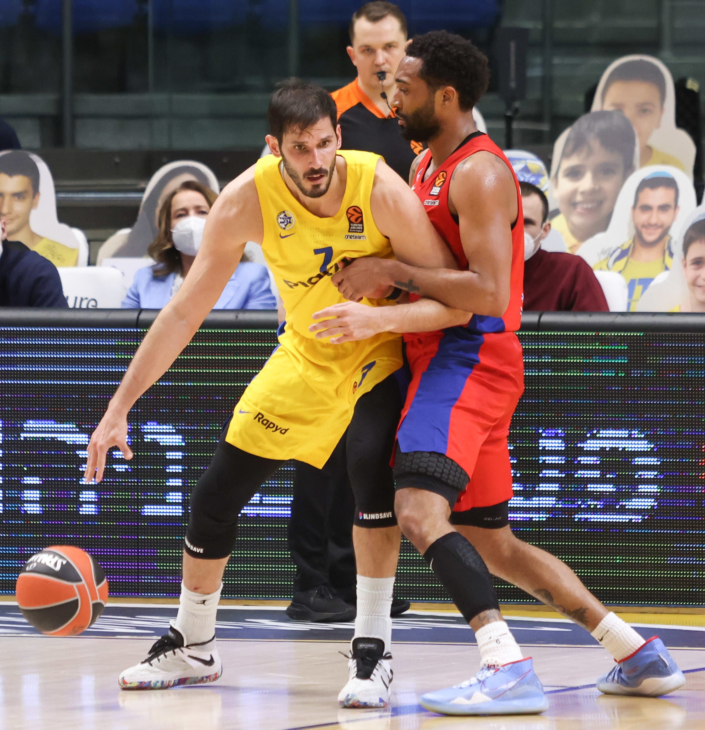 שחקן מכבי תל אביב עומרי כספי מול שחקן צסק"א מוסקבה דארון היליארד