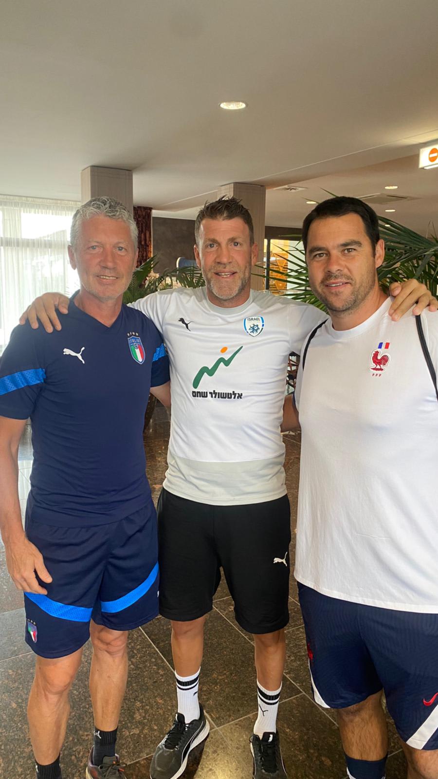 גיא סולומון עם מאמני השוערים מנבחרת הנוער של צרפת, איטליה