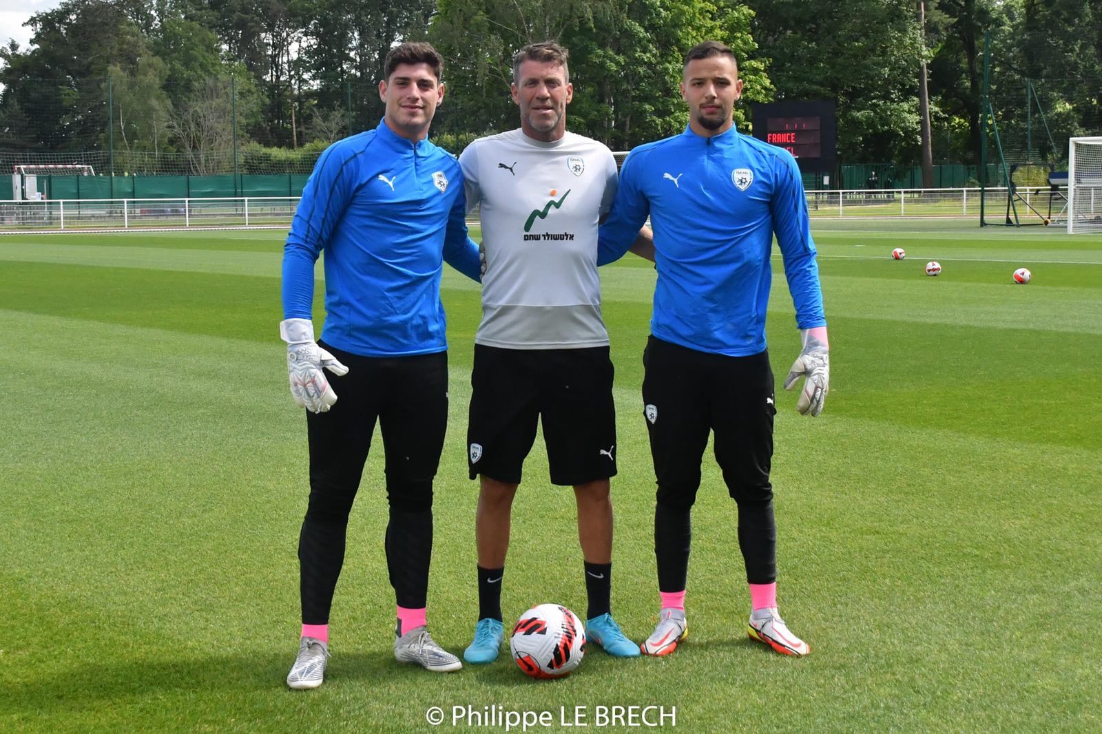 גיא סולומון עם שוערי נבחרת הנוער ליאור גליקליך, תומר צרפתי