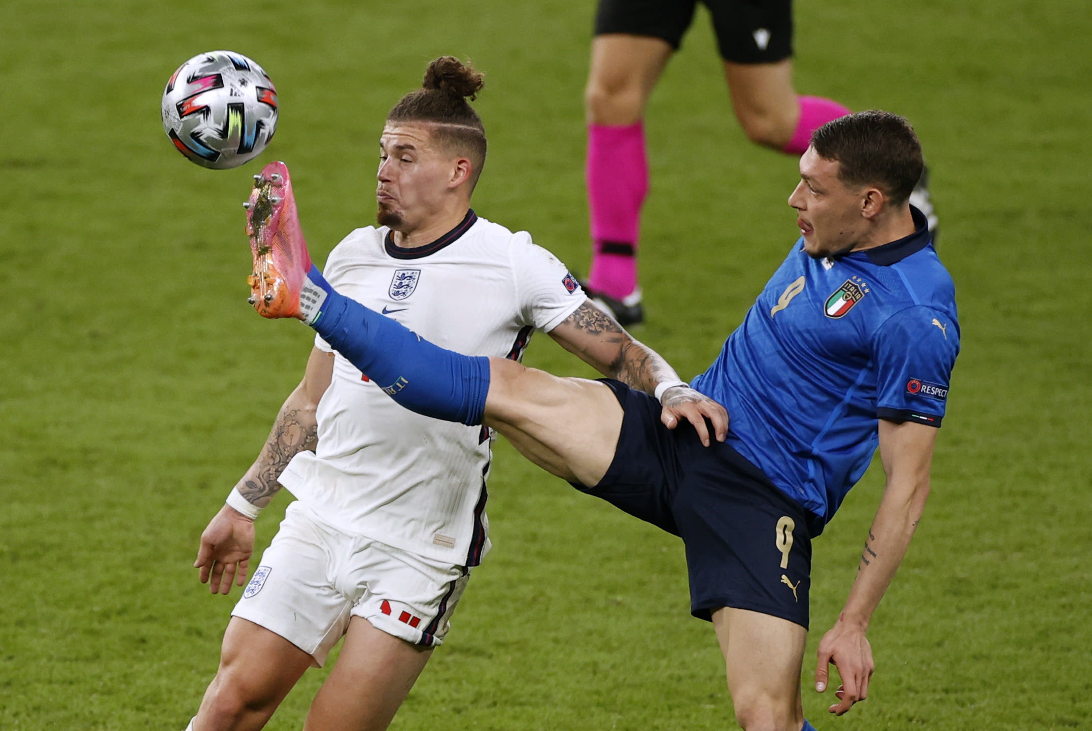 אנדראה בלוטי שחקן נבחרת איטליה מול קלווין פיליפס שחקן נבחרת אנגליה