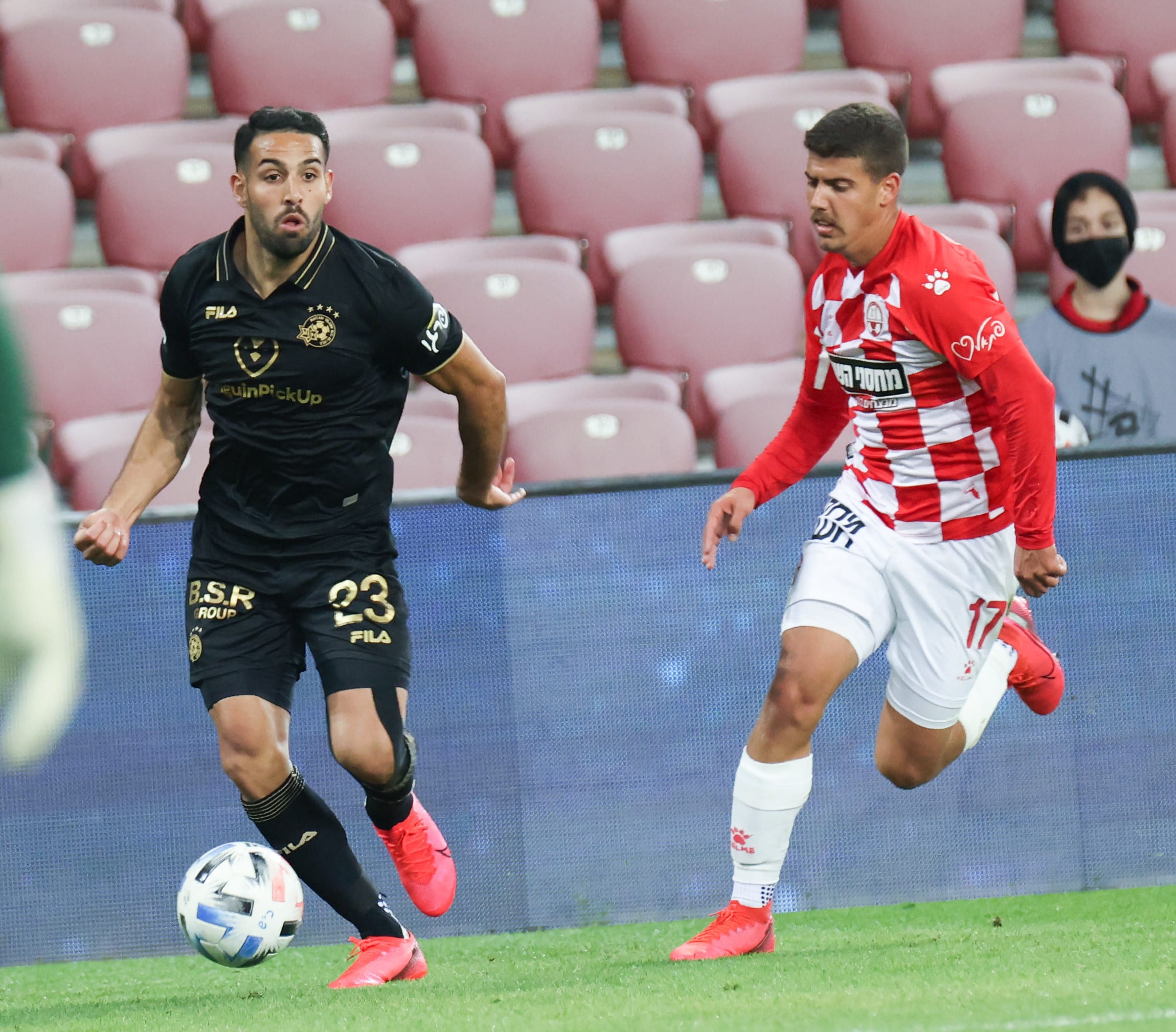 שחקן מכבי תל אביב אייל גולסה מול שחקן הפועל באר שבע אילי מדמון