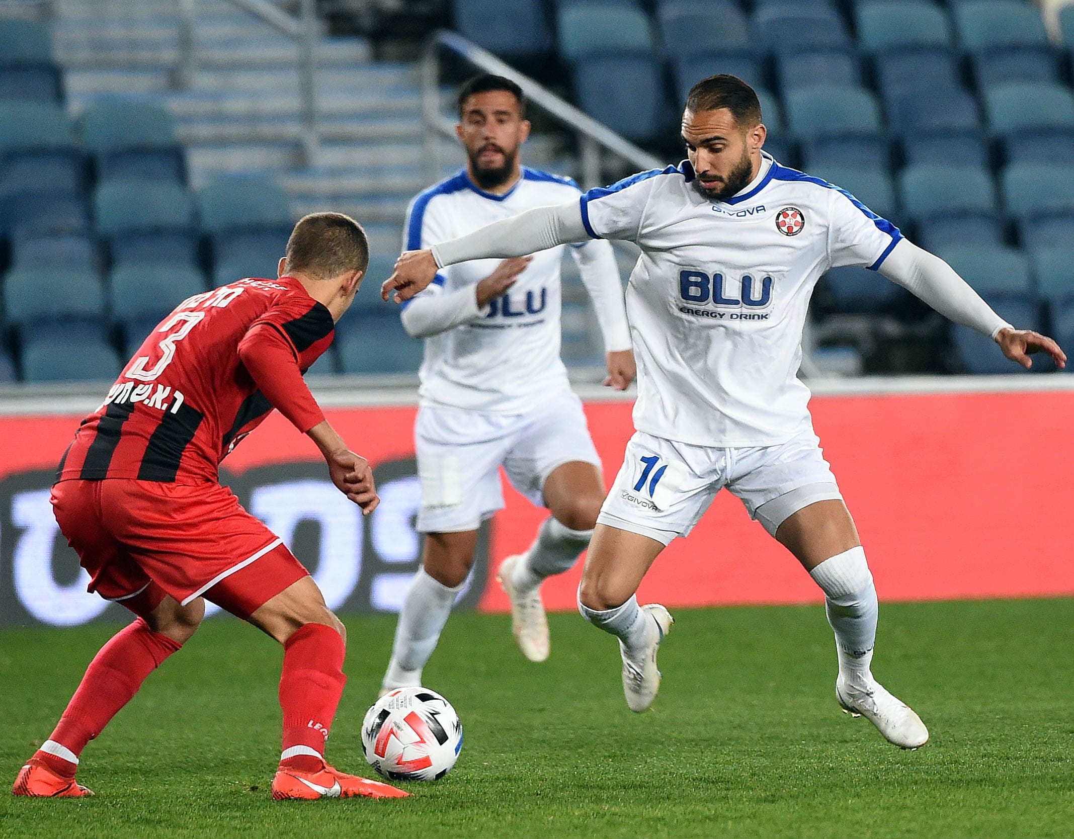 שחקן הפועל נוף הגליל מוטי מלכה מול שחקן הפועל ירושלים נועם מלמוד