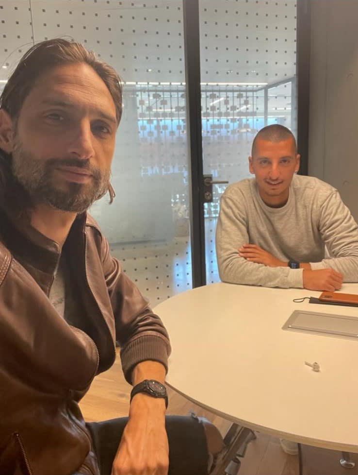 עובדיה דרויש אחרי החתימה בבני סכנין עם סוכנו ברק בדש