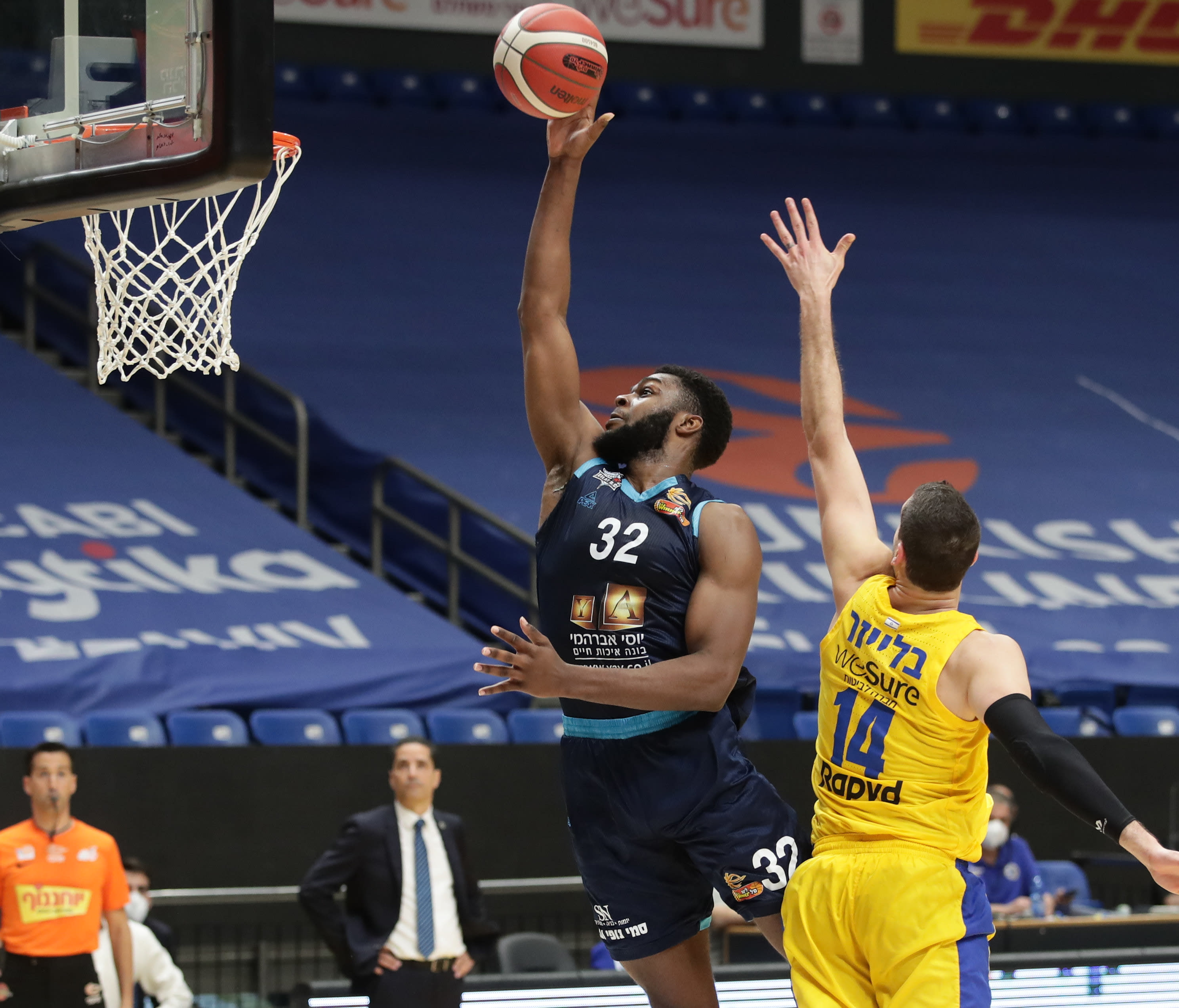 שחקן הפועל אילת ג'וש ניבו מול שחקן מכבי תל אביב עוז בלייזר