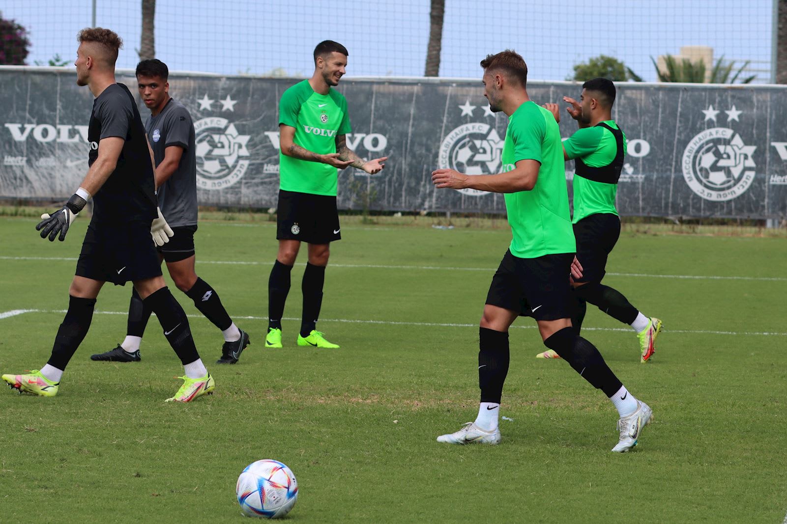 שחקן מכבי חיפה ניקיטה רוקאביציה עם מוחמד אבו פאני, עומר אצילי