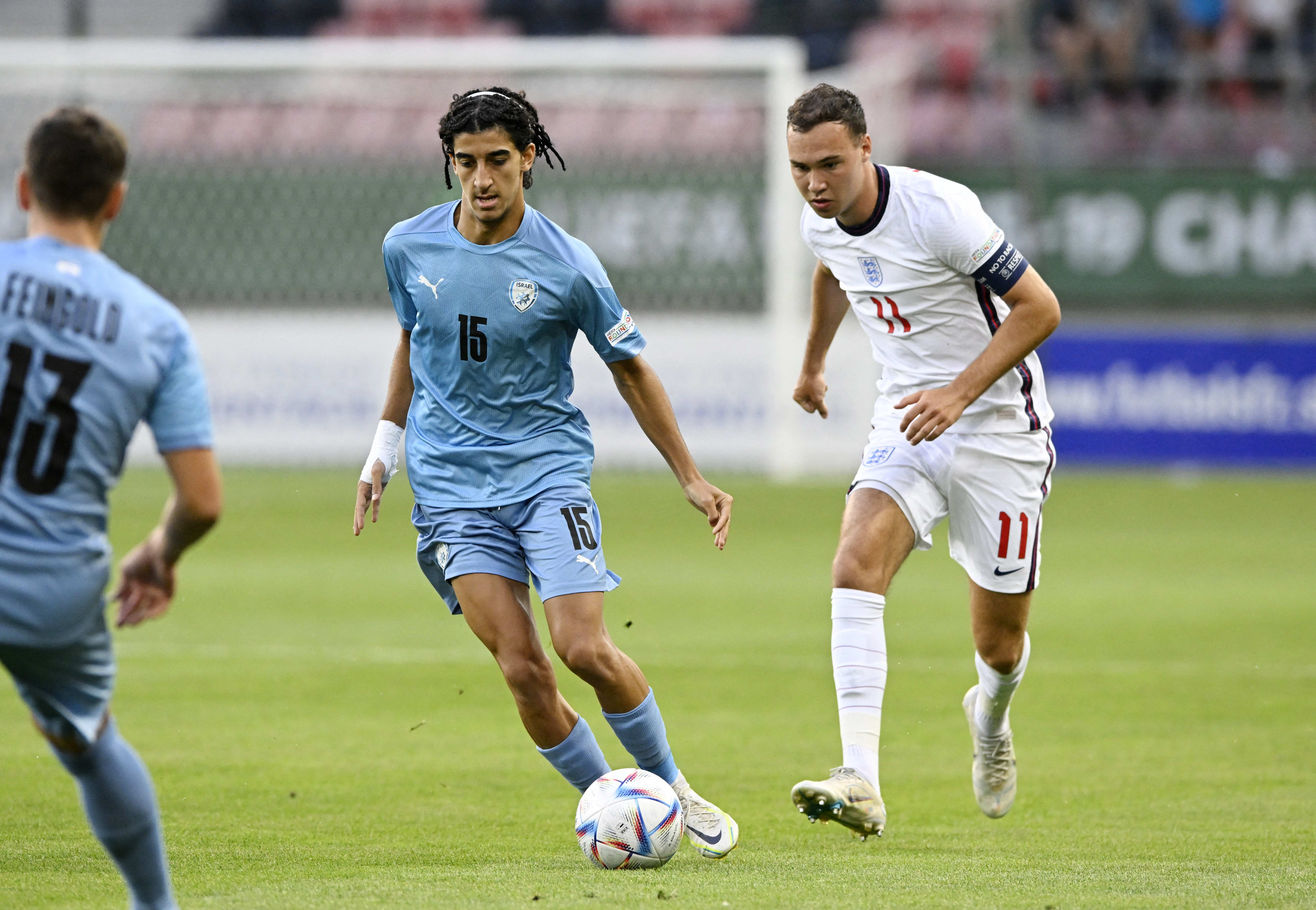 הארווי וייל שחקן נבחרת הנוער של אנגליה מול תאי עבד שחקן נבחרת הנוער של ישראל