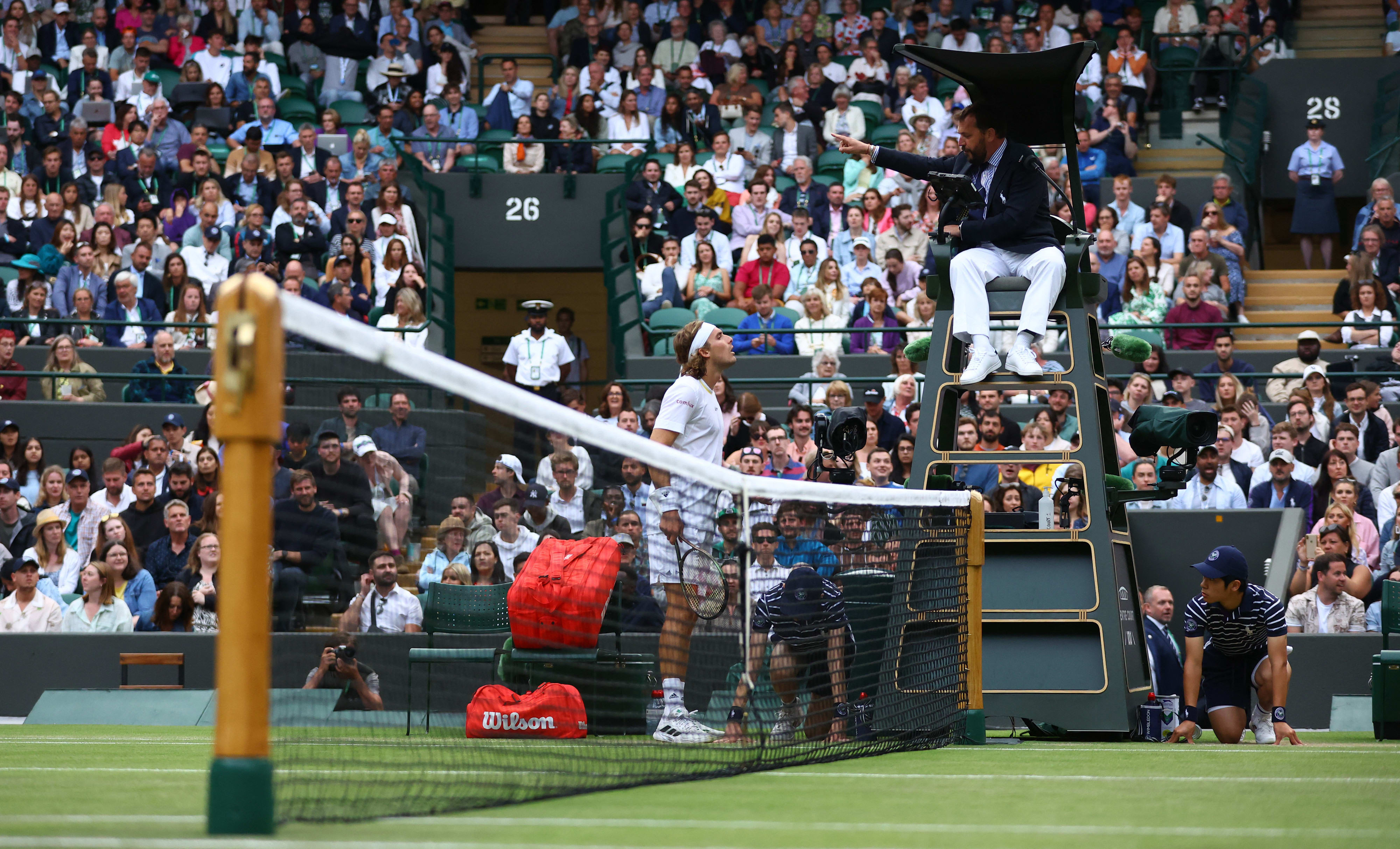 סטפנוס ציציפאס מתווכח עם שופט בטורניר ווימבלדון