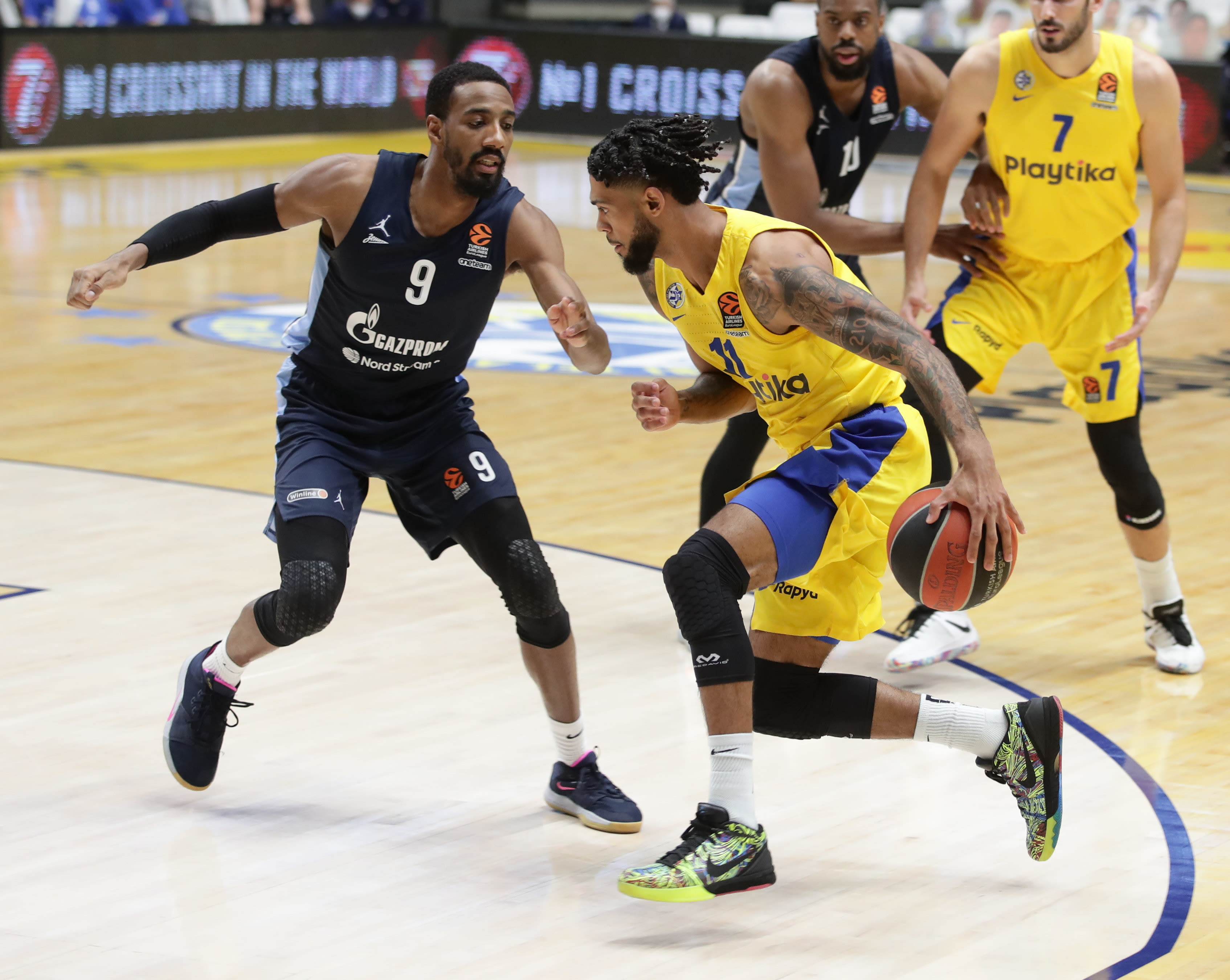 שחקן מכבי תל אביב טיילר דורסי מול שחקן זניט סנט פטרסבורג אוסטין הולינס