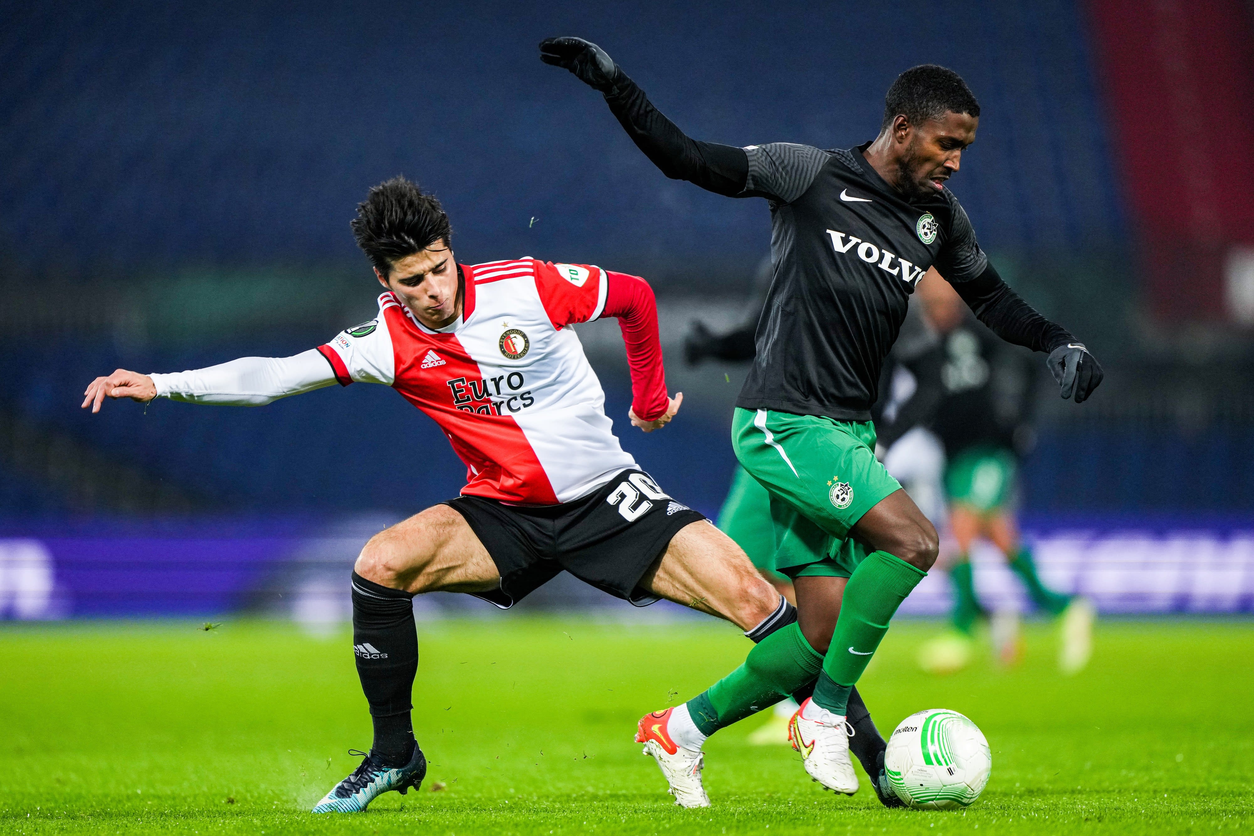 שחקן מכבי חיפה, טאלב טואטחה, מול שחקן פיינורד ז'ואאו טיישיירה