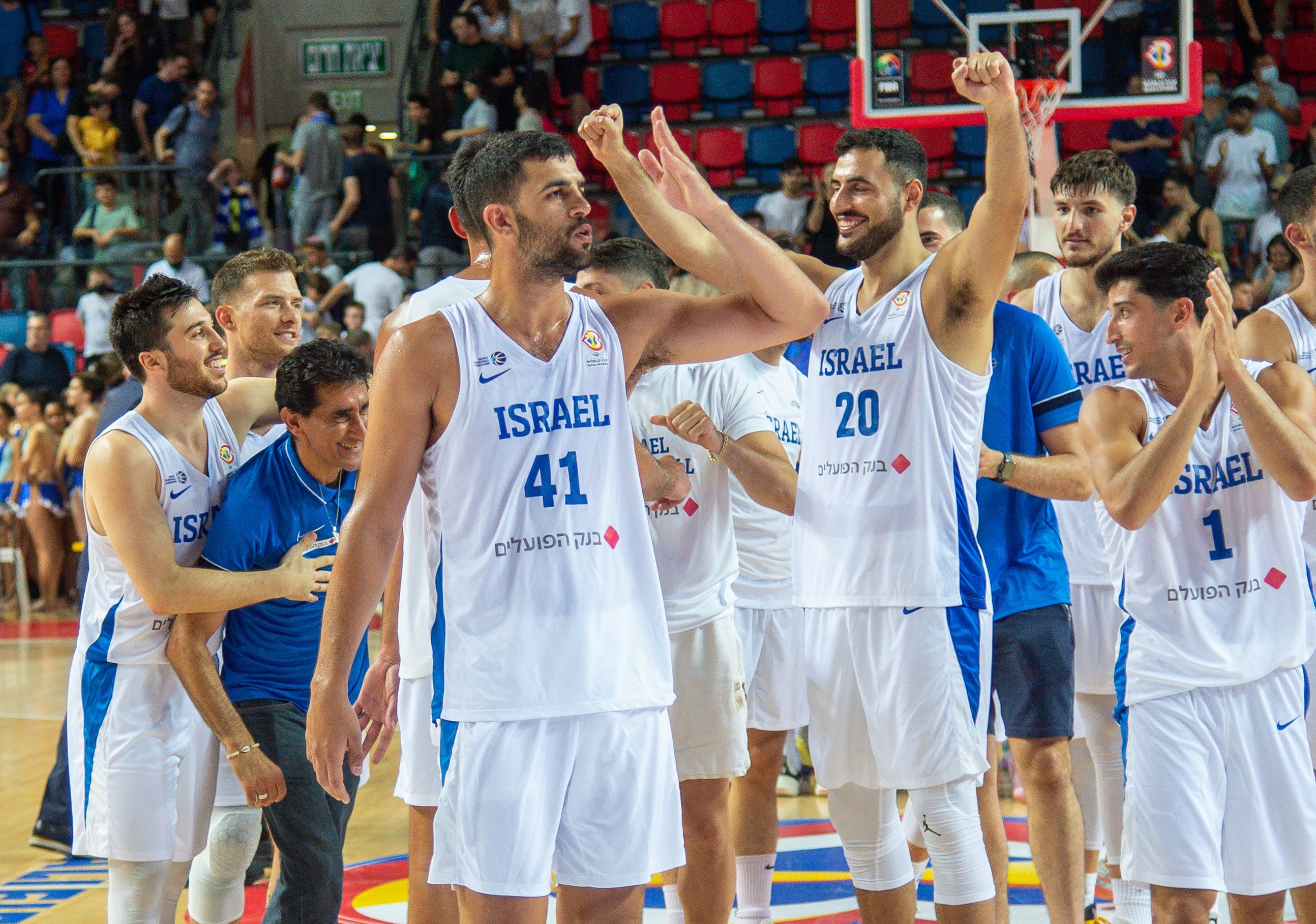 שחקן נבחרת ישראל תומר גינת עם עידן זלמנסון