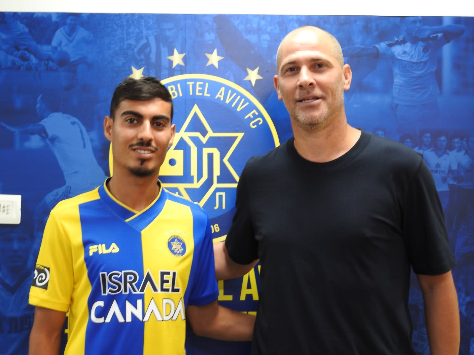 שחקן מכבי תל אביב מתן חוזז עם סוכנו אבי נמני