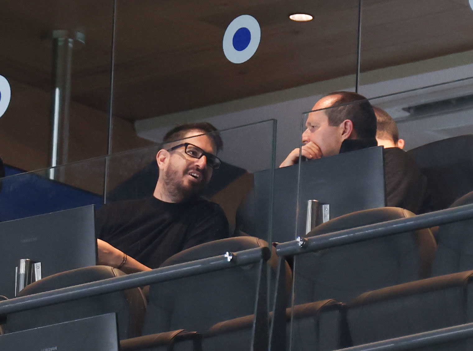 משה חוגג, בעלי בית"ר ירושלים, ליד חבר הכנסת ניר ברקת