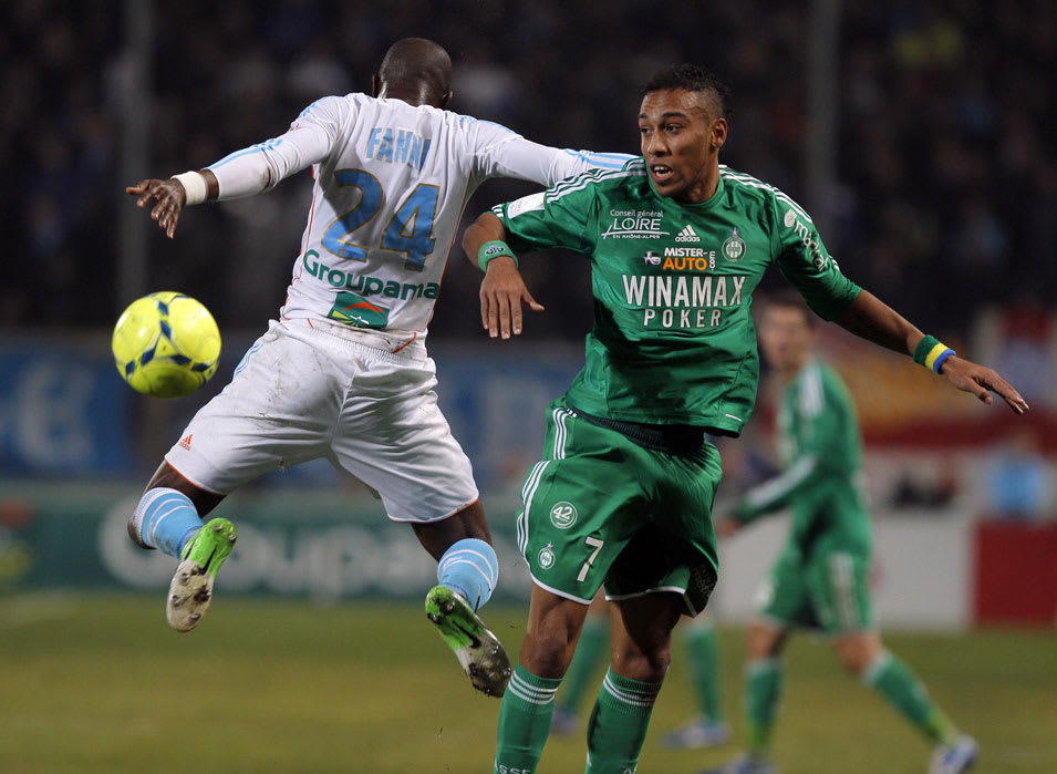 פייר אובמיאנג שחקן סנט אטיין לפני רוד פאני שחקן מארסיי