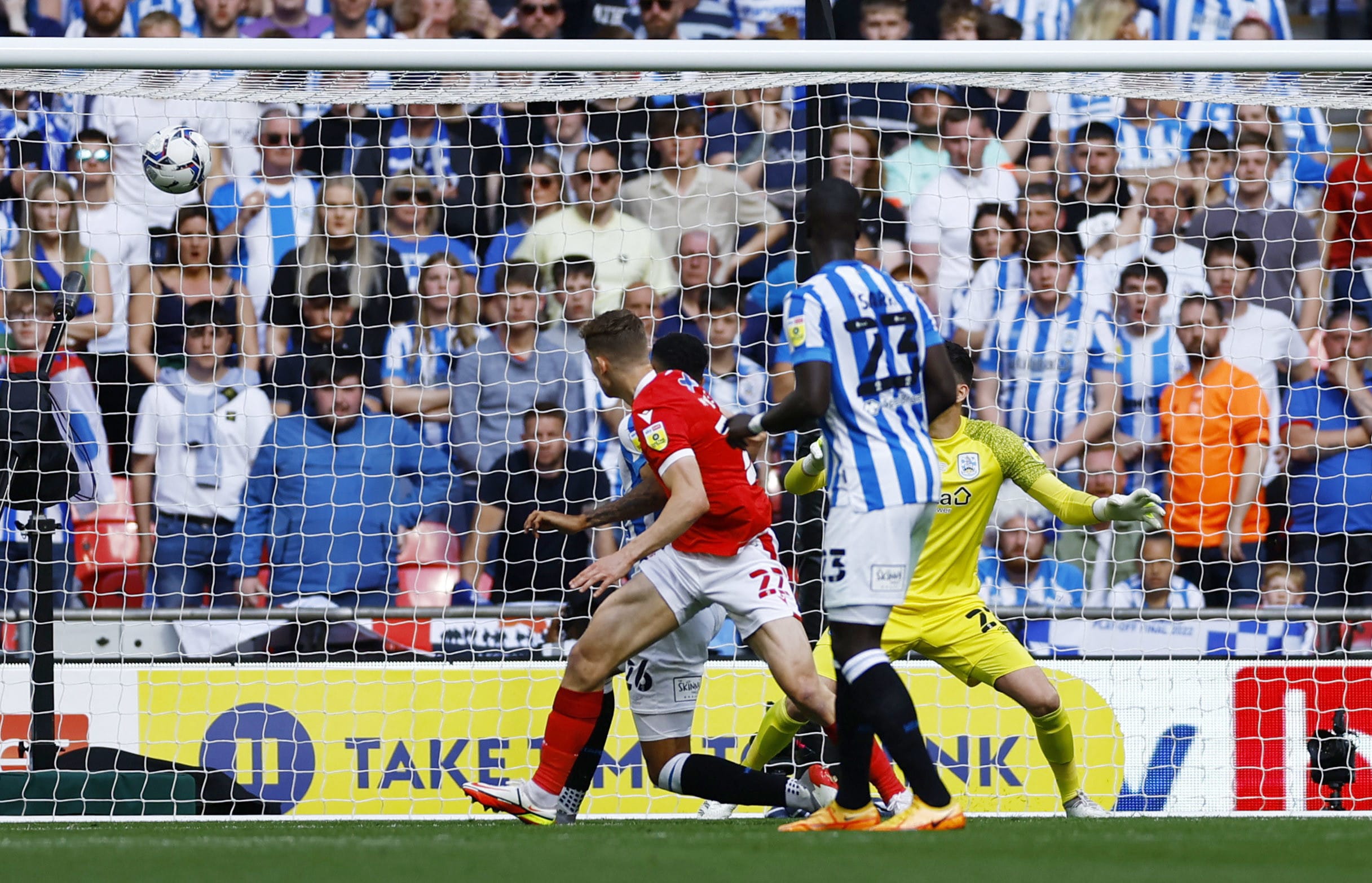 שחקן האדרספילד ליוואי קולוויל מבקיע שער עצמי נגד נוטינגהאם פורסט