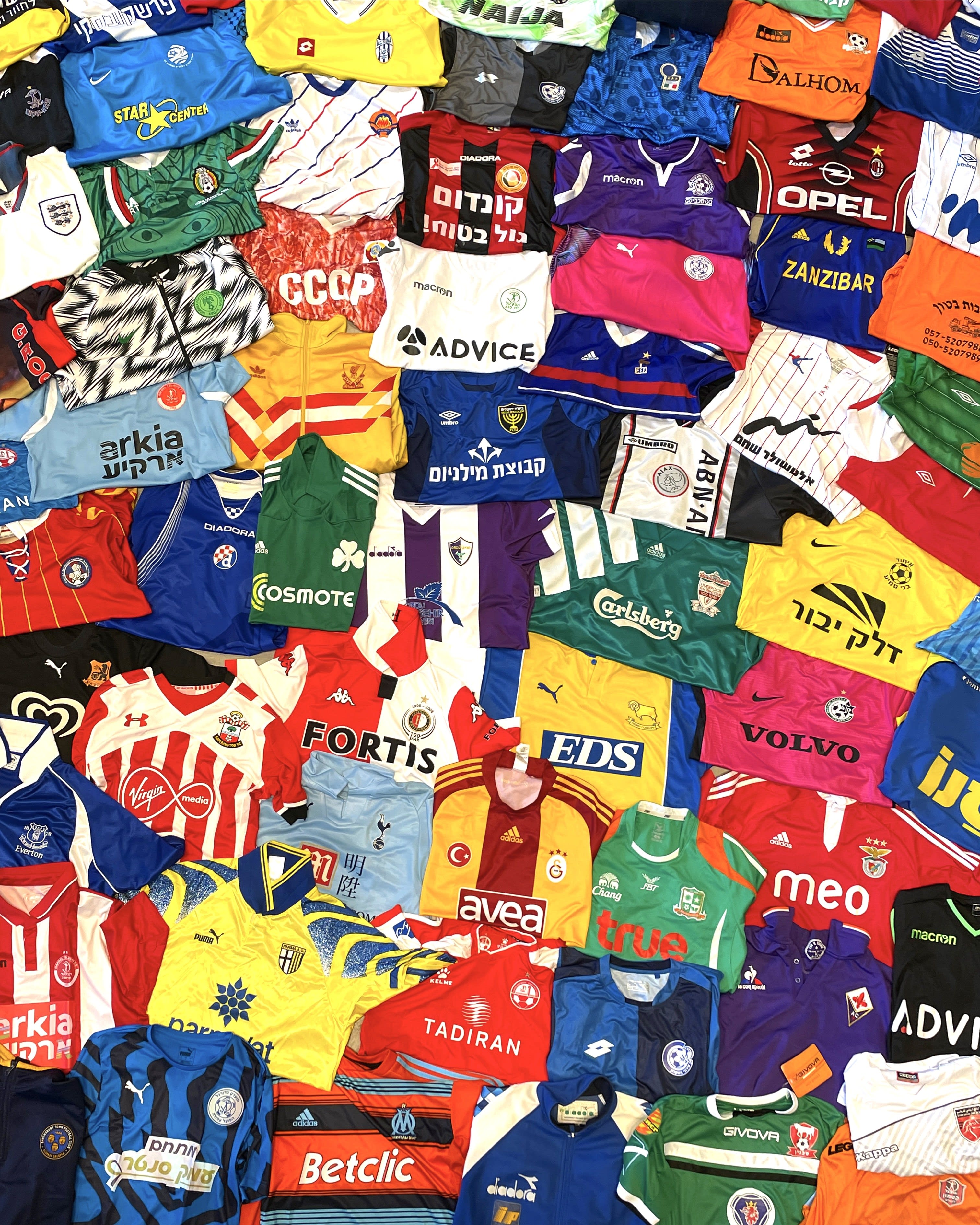 מכירת חולצות במסגרת החנות של כדורגל שפל