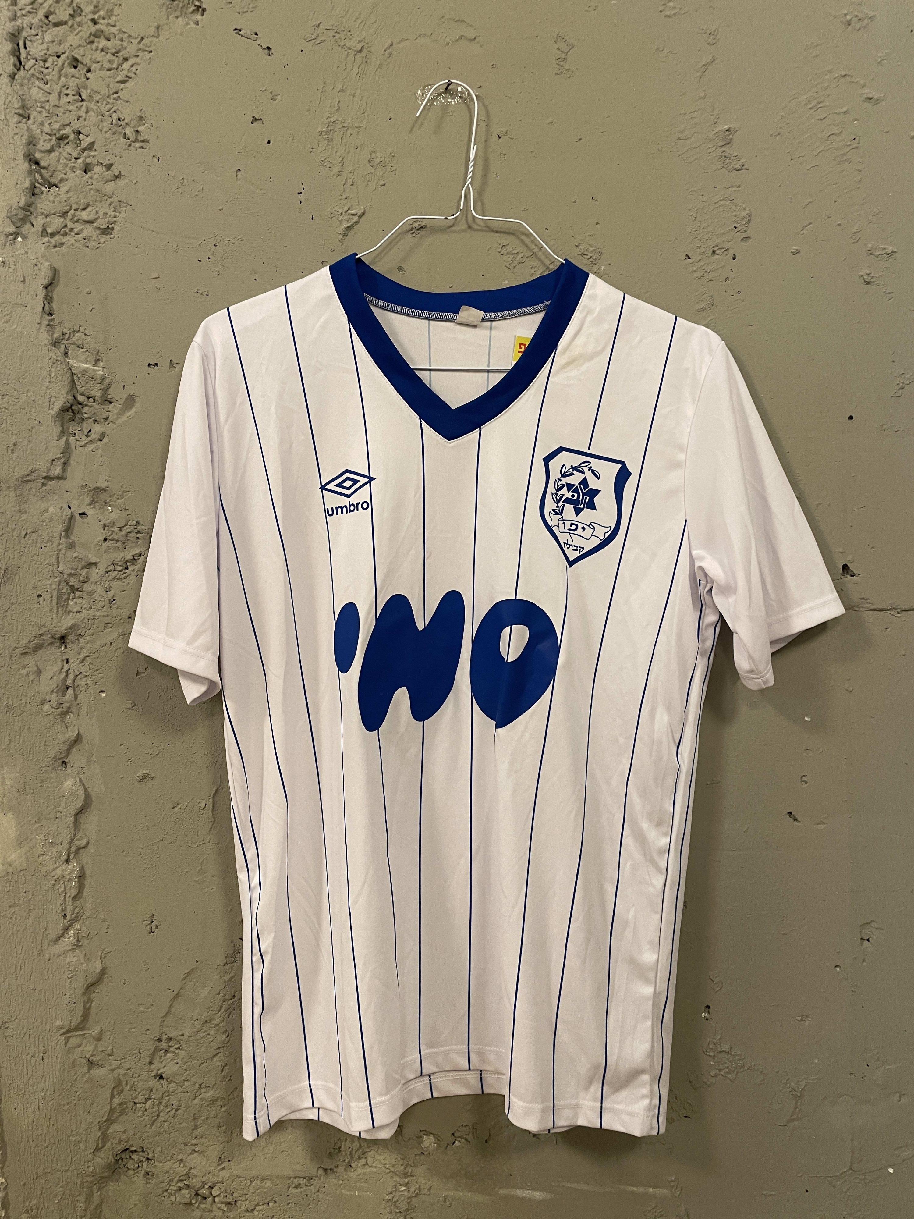 מכירת חולצות במסגרת החנות של כדורגל שפל