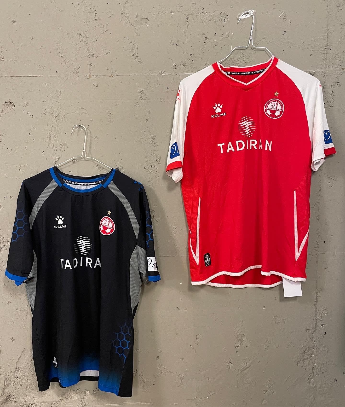 מכירת חולצות במסגרת החנות של כדורגל שפל