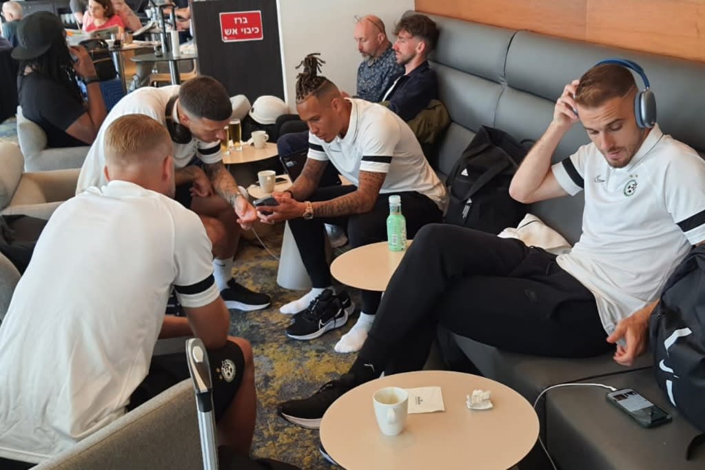 שחקני מכבי חיפה יוצאים למחנה האימונים