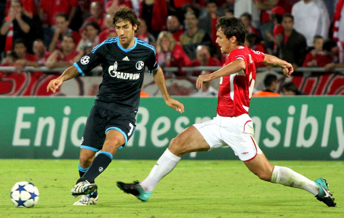 דני בונדר שחקן הפועל תל אביב מנסה לעצור את ראול שחקן שאלקה