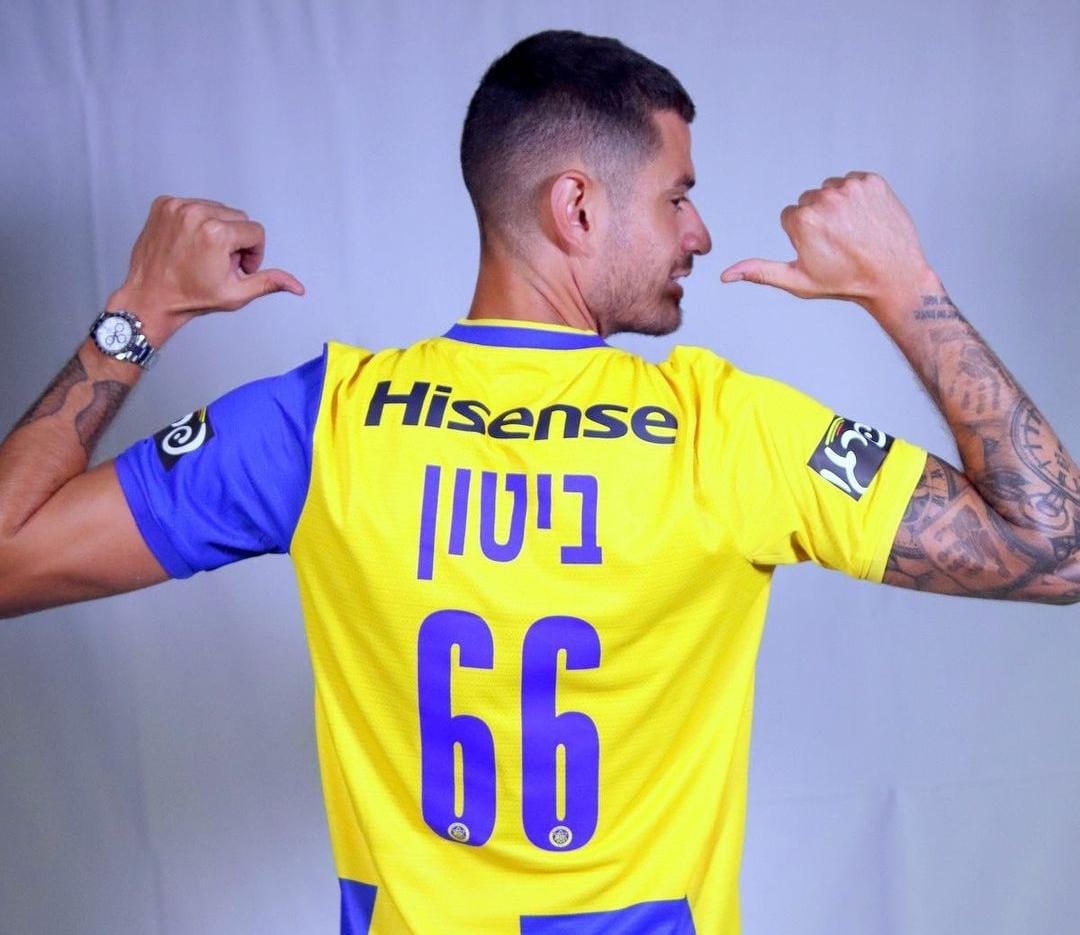 ניר ביטון מוצג כשחקן מכבי תל אביב