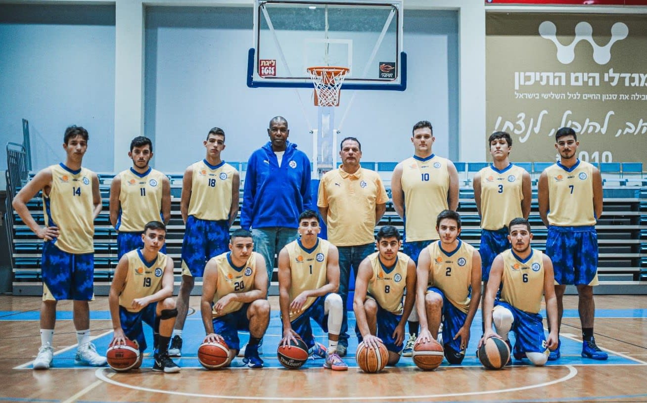 אולסי פרי ומוטי בר-נוי עם שחקני הנוער של מכבי ת"א בגני תקווה