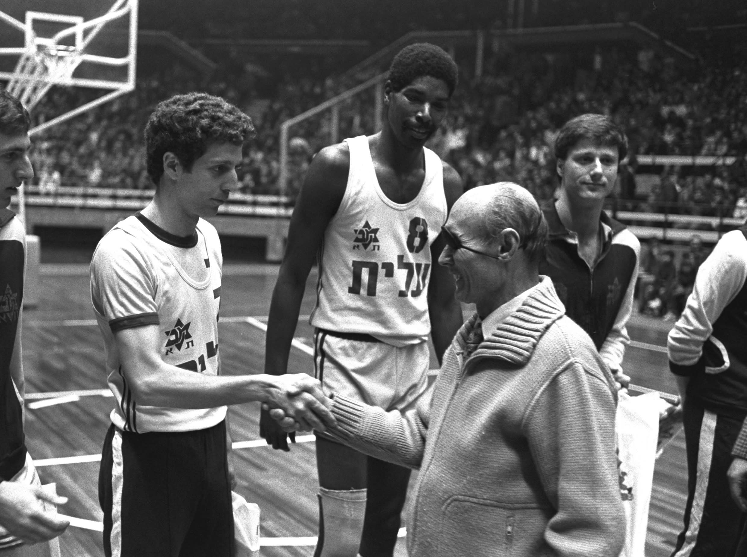 משה דיין עם מוטי ארואסטי, אולסי פרי ומיקי ברקוביץ' ב-1980