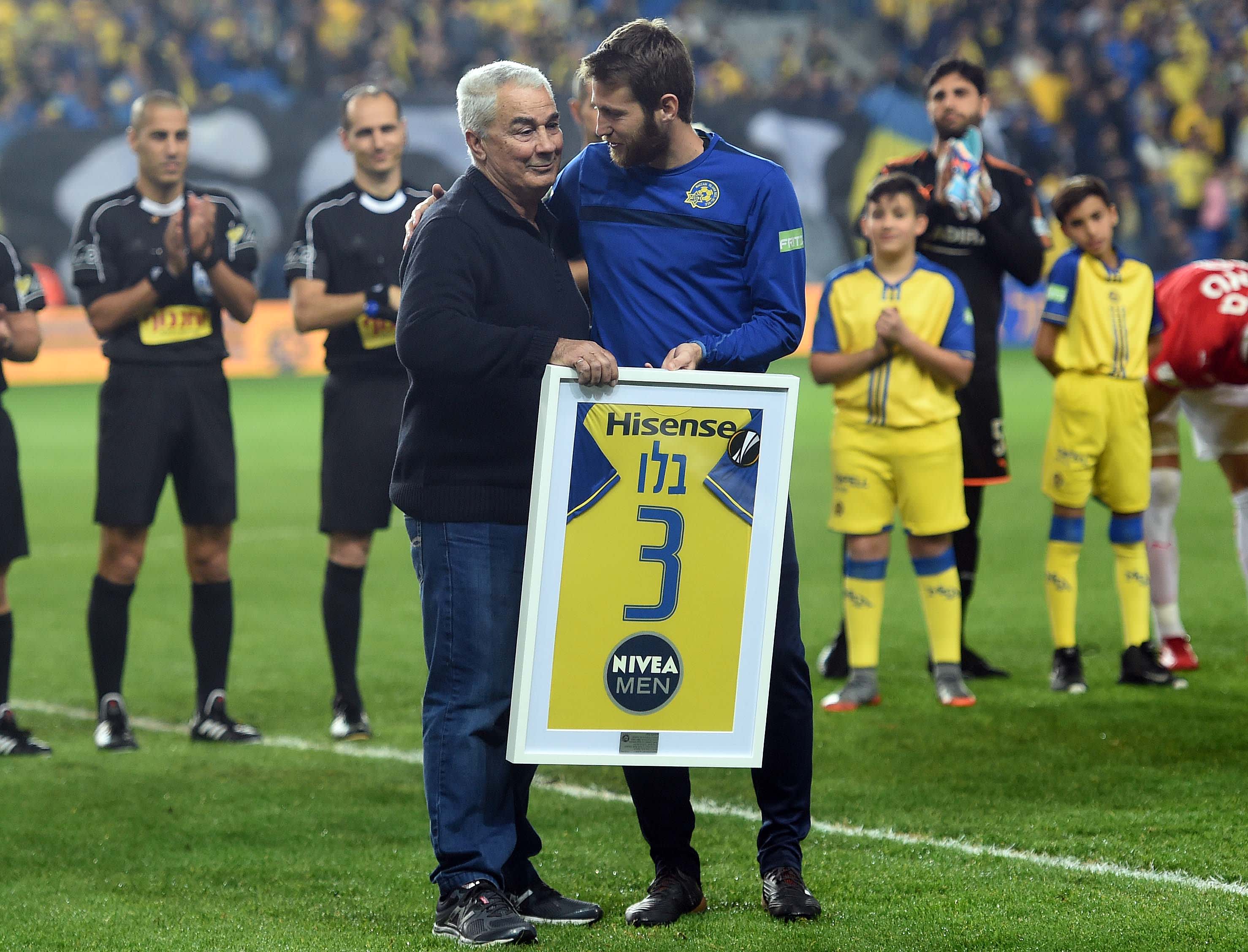 שרן ייני קפטן מכבי תל אביב מעניק תשורה לשחקן העבר מיקו בלו