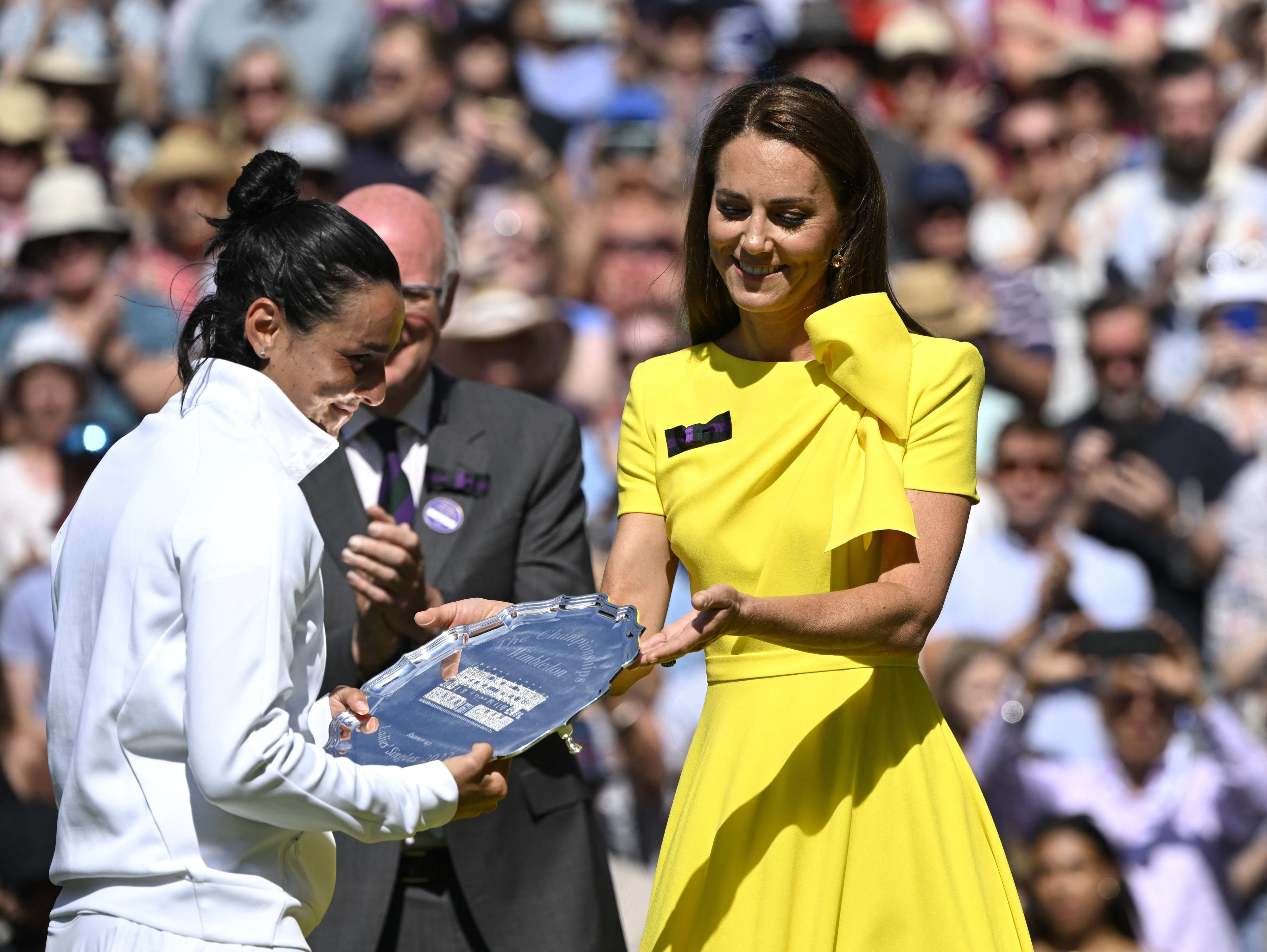 קייט מידלטון הדוכסית של קיימברידג' מעניקה צלחת לטניסאית הטוניסאית אונס ג'אבור בטורניר ווימבלדון