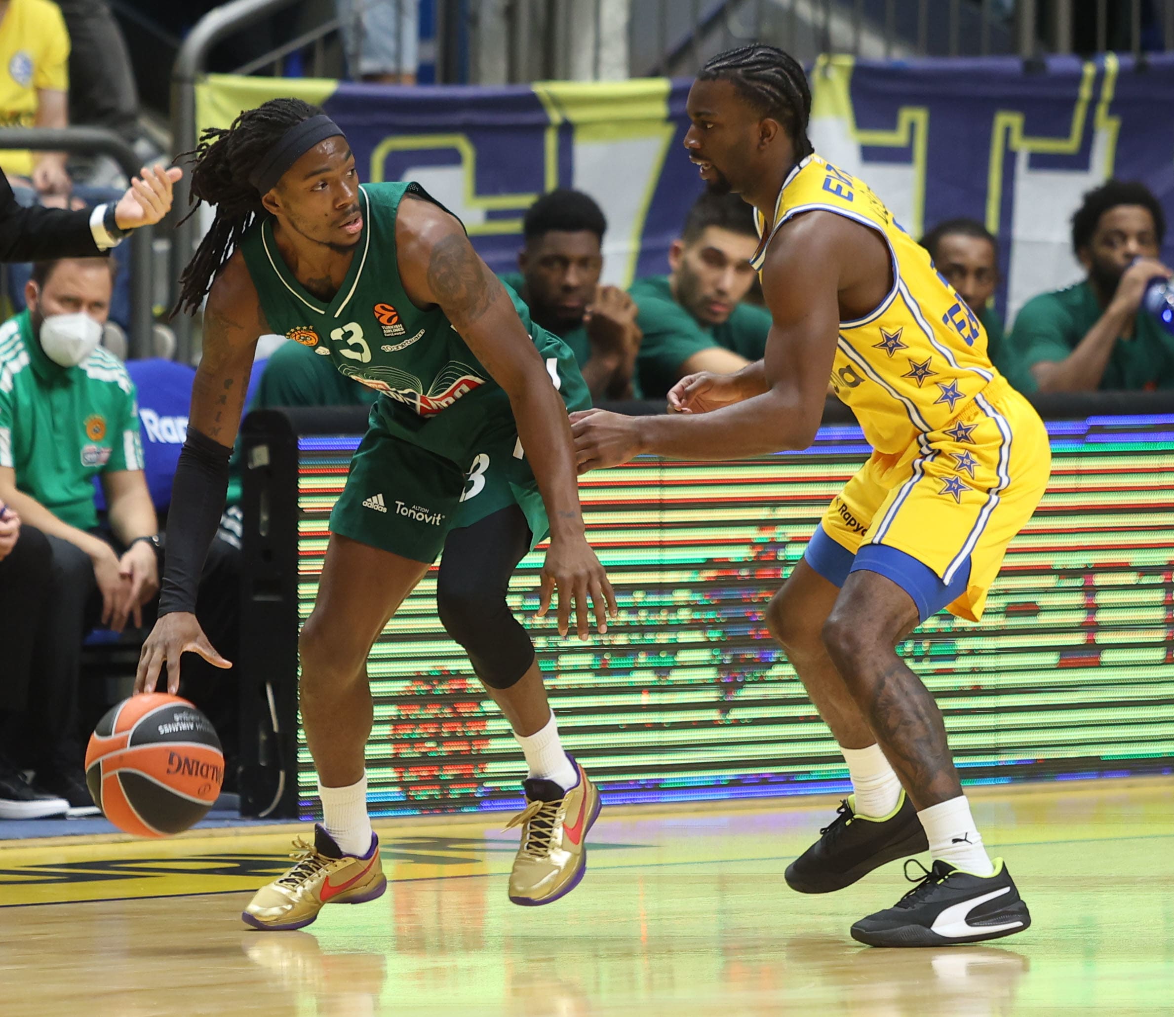 שחקן פנאתינייקוס קנדריק פרי מול שחקן מכבי תל אביב קינן אוואנס