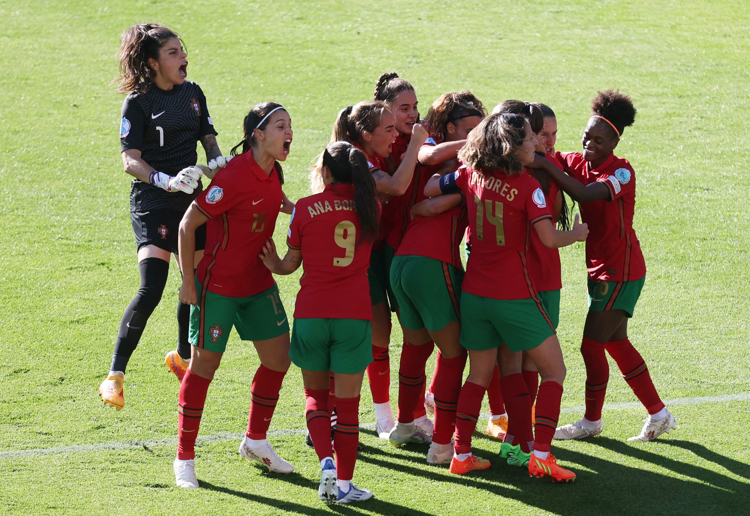 שחקניות נבחרת פורטוגל חוגגות