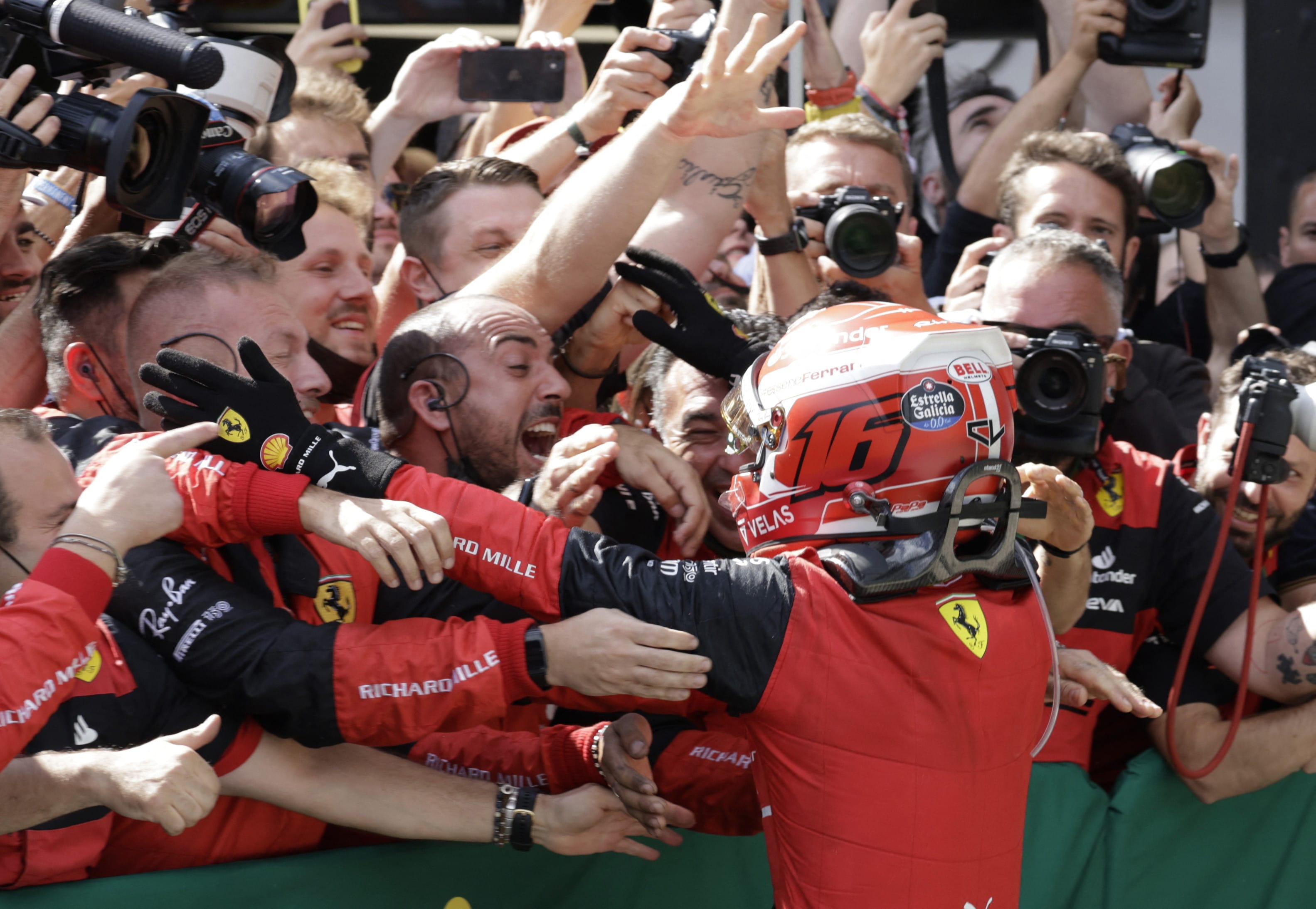 שארל לקלר חוגג עם אנשי קבוצת פרארי